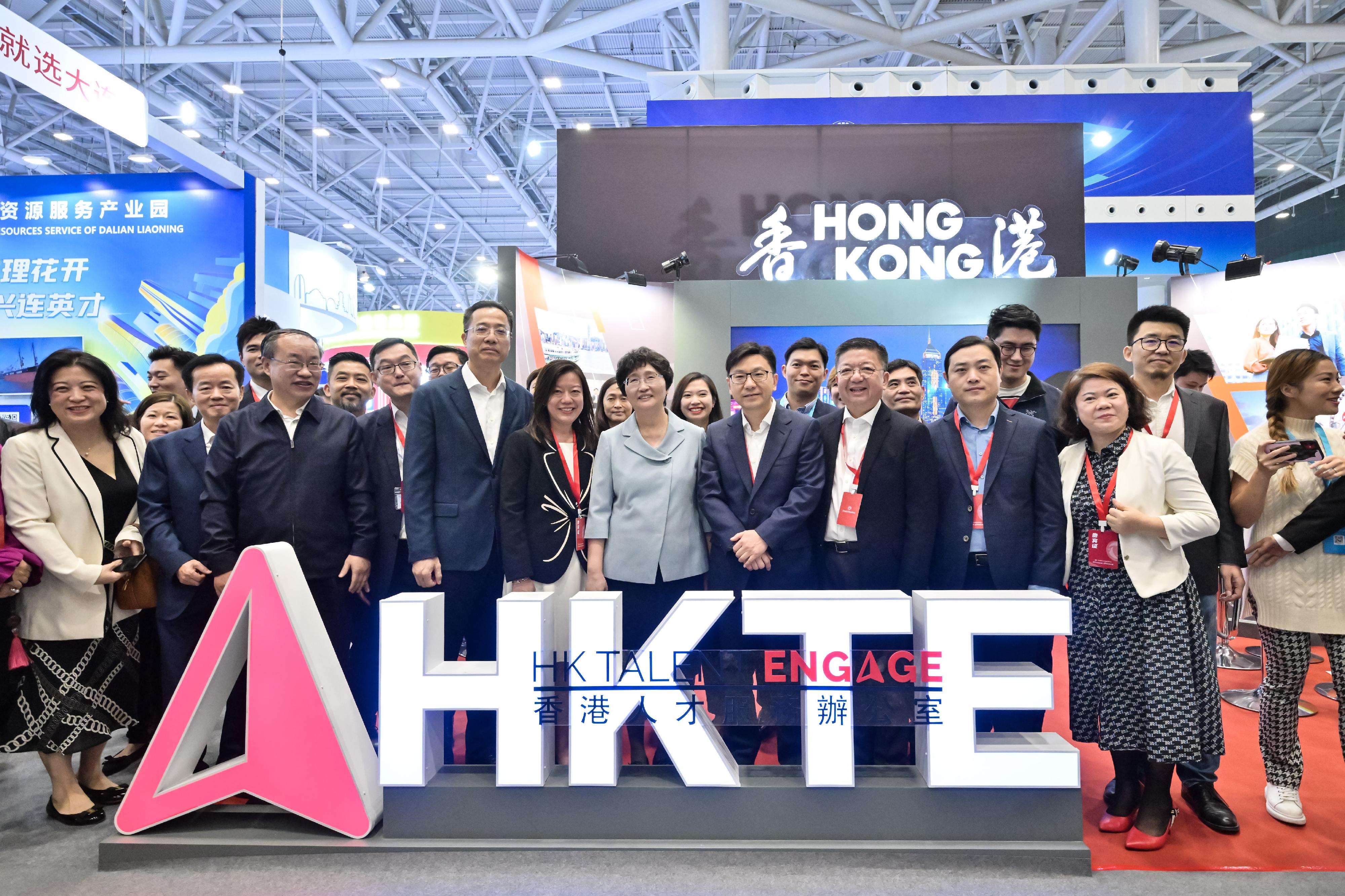 The Secretary for Labour and Welfare, Mr Chris Sun, today (November 22) led a Hong Kong Special Administrative Region delegation to attend the 2nd National Conference on the Development of Human Resources Services in Shenzhen. Photo shows the Minister of Human Resources and Social Security, Ms Wang Xiaoping (front row, seventh left), visiting the exhibition area of Hong Kong Talent Engage (HKTE) this morning, accompanied by Mr Sun (front row, eighth left); the Commissioner for Labour, Ms May Chan (front row, sixth left); and the Director of HKTE, Mr Anthony Lau (front row, ninth left).