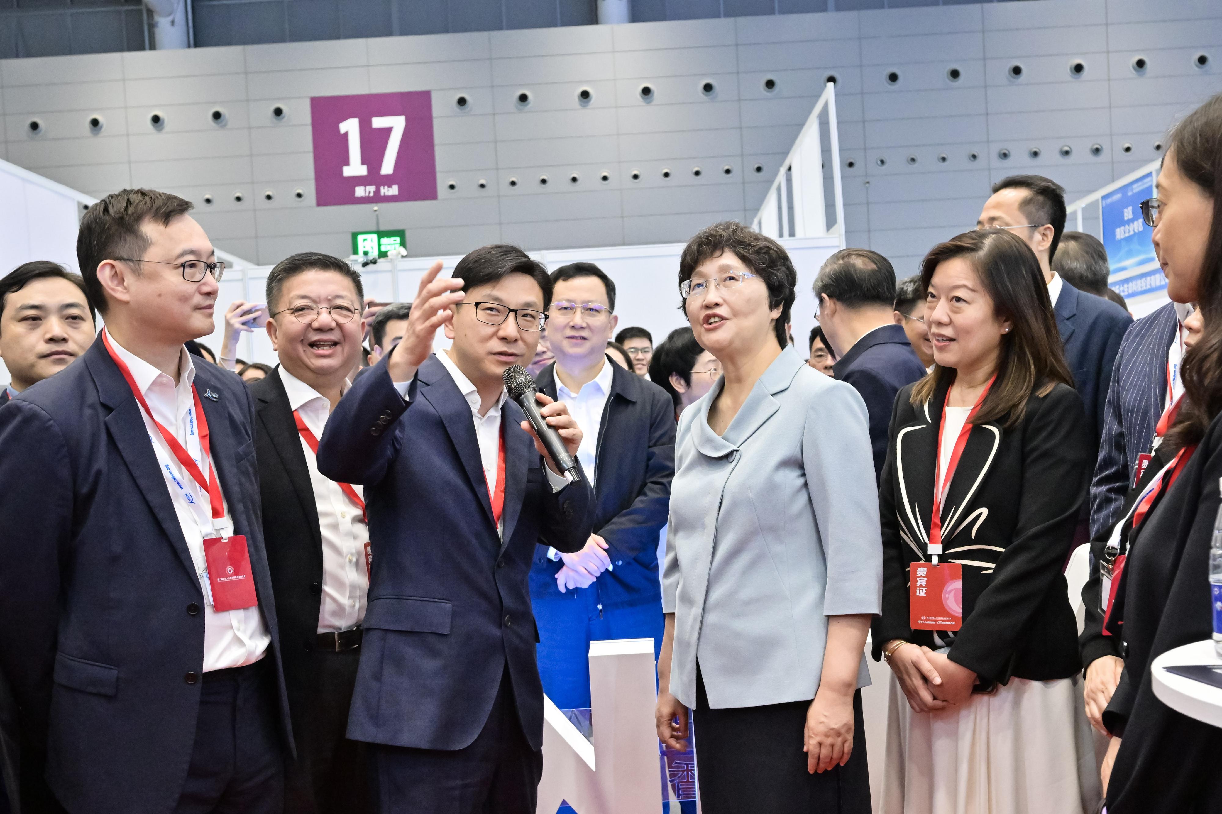 The Secretary for Labour and Welfare, Mr Chris Sun, today (November 22) led a Hong Kong Special Administrative Region delegation to attend the 2nd National Conference on the Development of Human Resources Services in Shenzhen. Photo shows Mr Sun (front row, second left), accompanied by the Commissioner for Labour, Ms May Chan (front row, fourth left), and the Director of Hong Kong Talent Engage (HKTE), Mr Anthony Lau (back row, second left), briefing the Minister of Human Resources and Social Security, Ms Wang Xiaoping (front row, third left), on the HKTE exhibition area this morning.