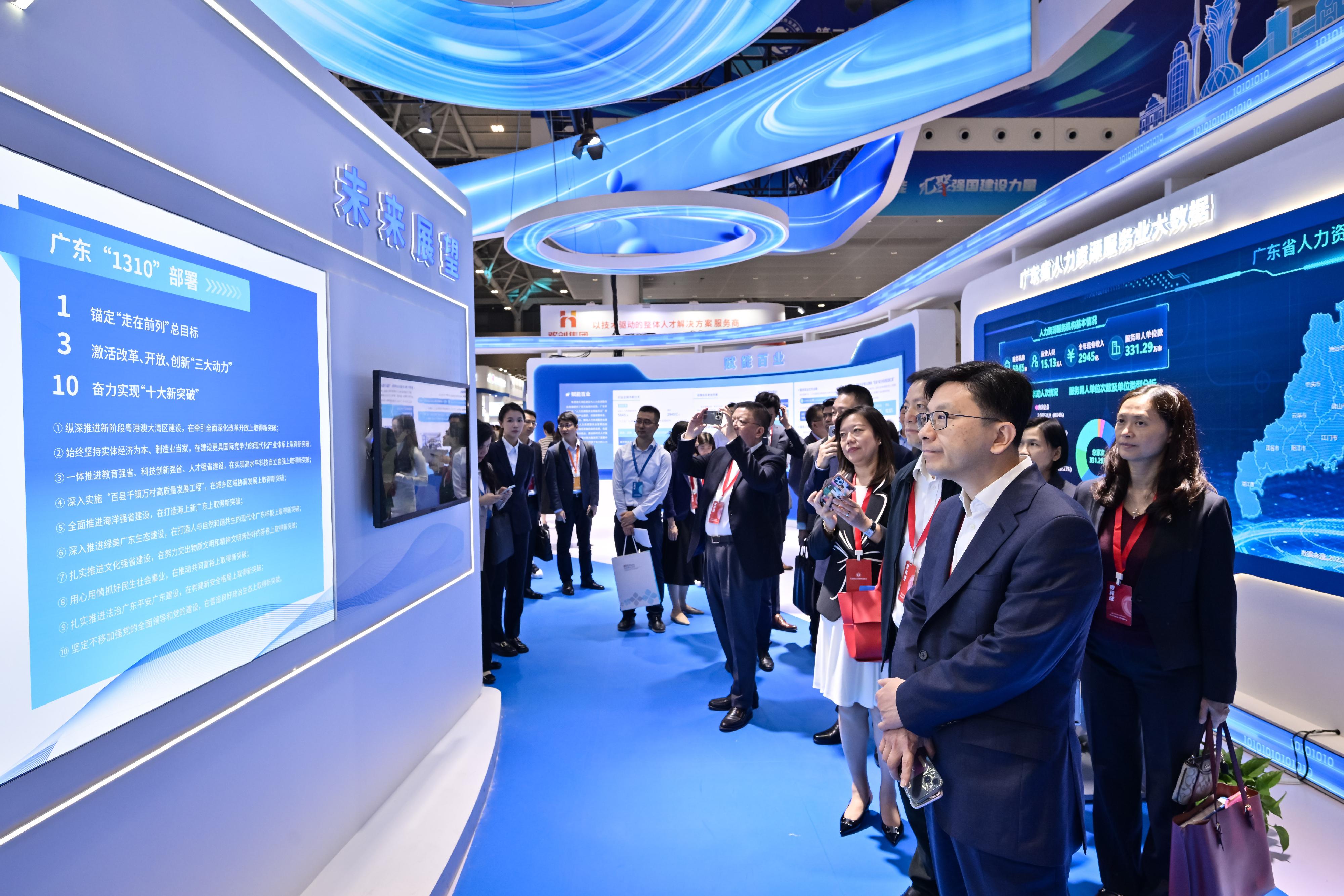 The Secretary for Labour and Welfare, Mr Chris Sun, today (November 22) led a Hong Kong Special Administrative Region delegation to attend the 2nd National Conference on the Development of Human Resources Services in Shenzhen. Photo shows Mr Sun (front row, first right) touring the exhibition this morning to get a better grasp of the latest situation of the human resources service sector in Guangdong.