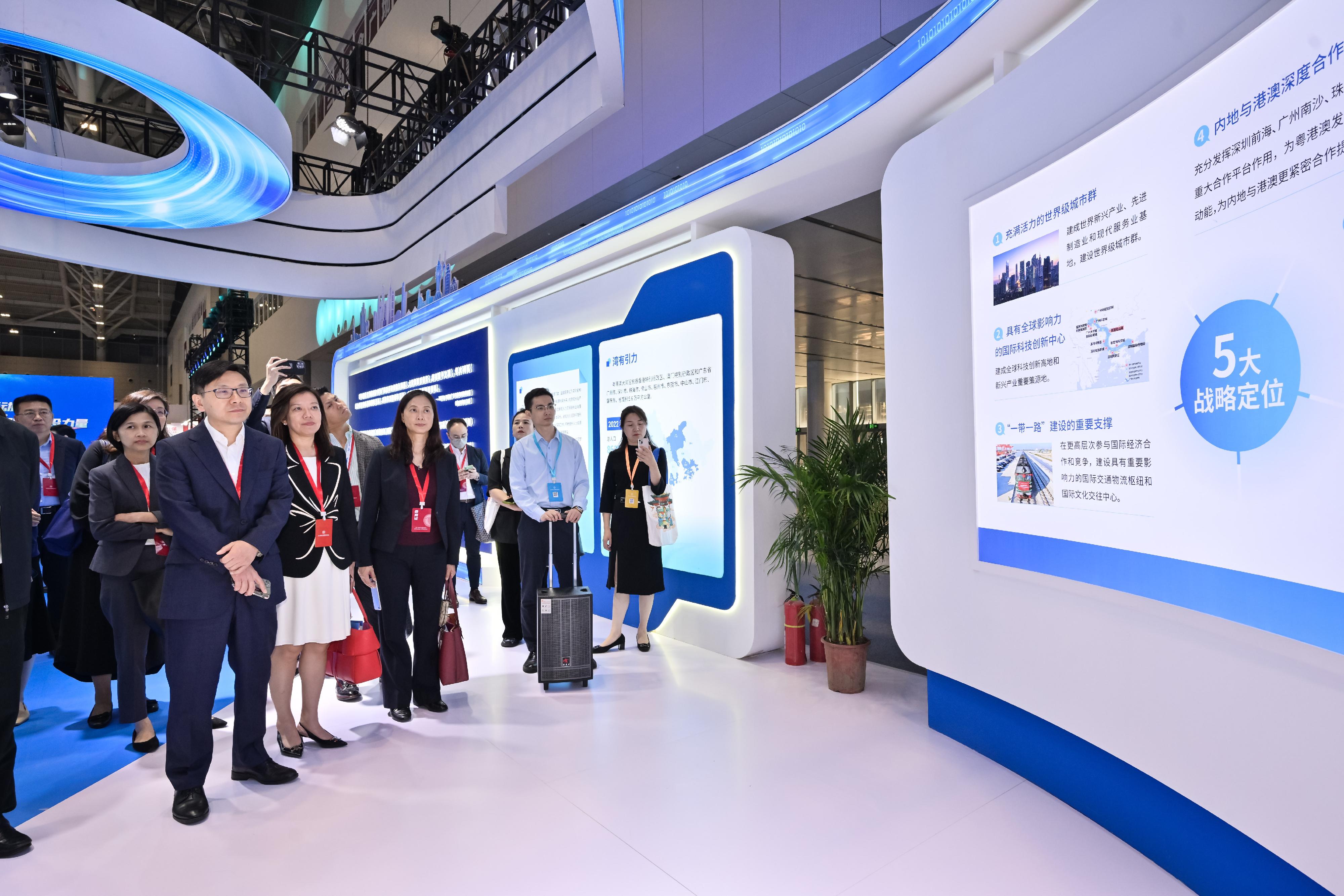 The Secretary for Labour and Welfare, Mr Chris Sun, today (November 22) led a Hong Kong Special Administrative Region delegation to attend the 2nd National Conference on the Development of Human Resources Services in Shenzhen. Photo shows Mr Sun (front row, first left) and the Commissioner for Labour, Ms May Chan (front row, second left), touring the exhibition this morning to learn more about the strategic positioning of the Guangdong-Hong Kong-Macao Greater Bay Area and the planning of talent development work.