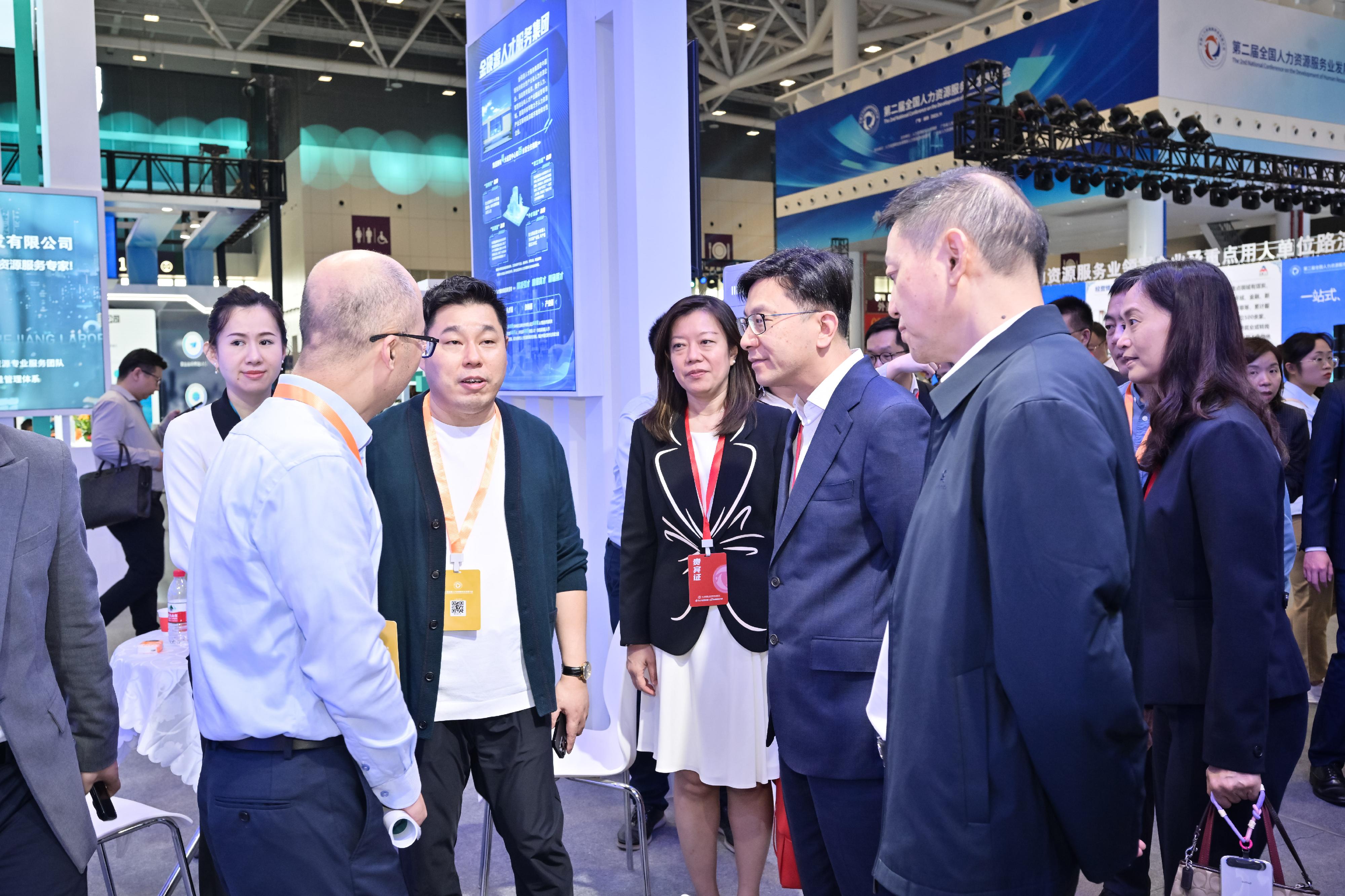 The Secretary for Labour and Welfare, Mr Chris Sun, today (November 22) led a Hong Kong Special Administrative Region delegation to attend the 2nd National Conference on the Development of Human Resources Services in Shenzhen. Photo shows Mr Sun (front row, fourth left) and the Commissioner for Labour, Ms May Chan (front row, third left), touring the exhibition this morning and chatting with exhibitors on the talent demand of various industries.