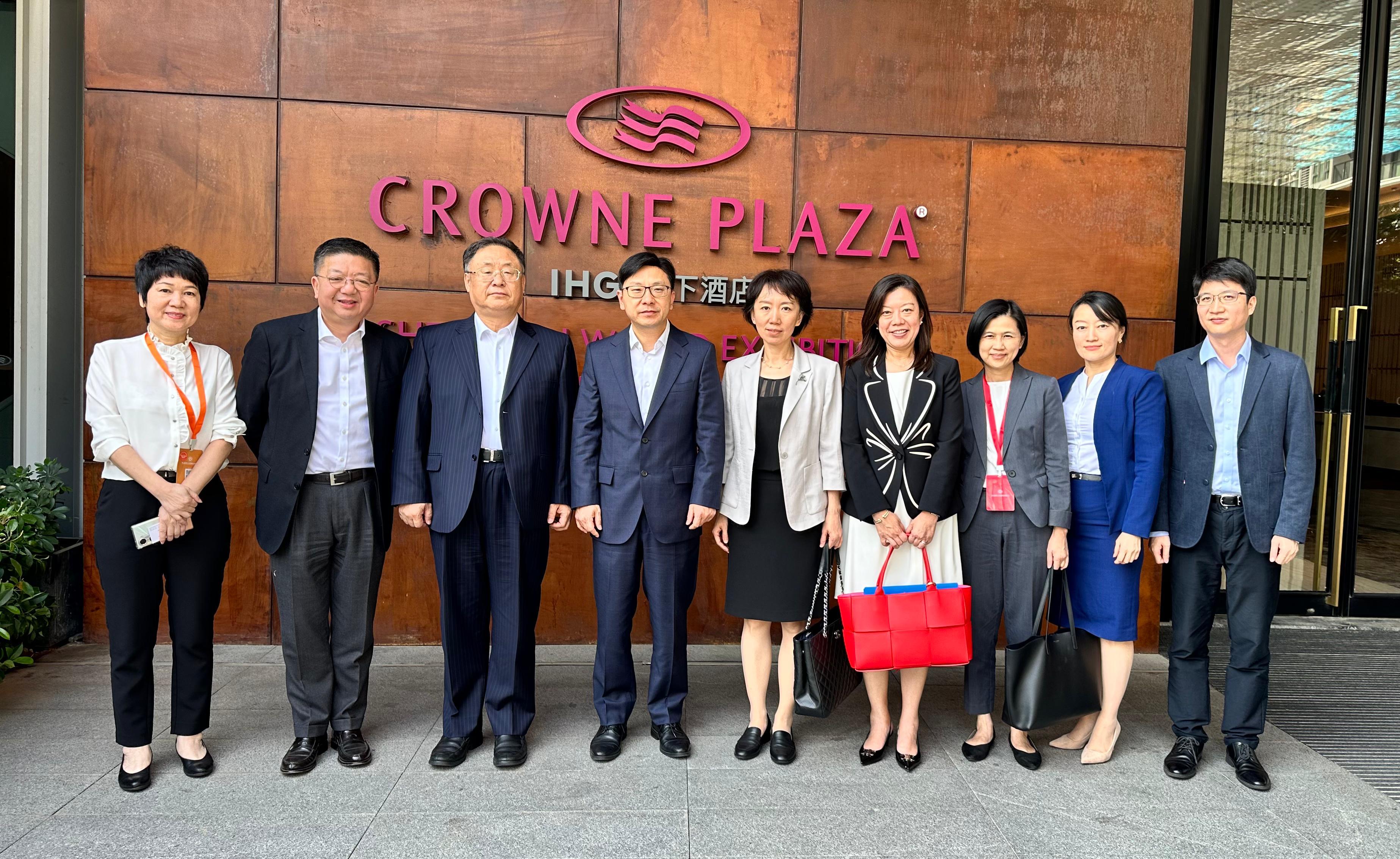 The Secretary for Labour and Welfare, Mr Chris Sun, today (November 22) led a Hong Kong Special Administrative Region (HKSAR) delegation to attend the 2nd National Conference on the Development of Human Resources Services in Shenzhen. Photo shows Mr Sun (fourth left), accompanied by the Commissioner for Labour, Ms May Chan (sixth left), and the Director of Hong Kong Talent Engage, Mr Anthony Lau (second left), and the Chairman of China International Intellectech Group Co Ltd, Mr Bu Yulong (third left), before a lunch meeting at noon. The Company is one of the enterprises approved by the relevant competent commerce department of the Mainland to engage in labour service co-operation with the HKSAR. They exchanged views on protecting imported workers' employment rights and benefits.