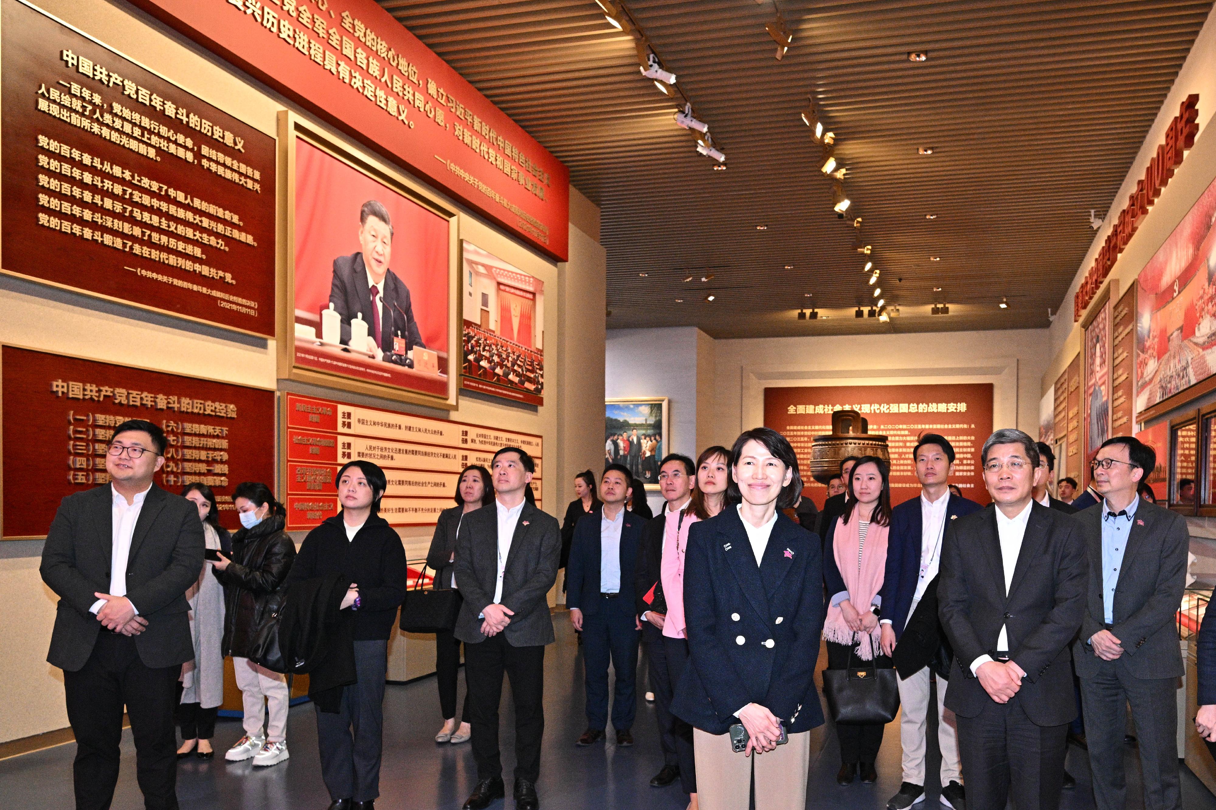 政治委任官員國家事務研修及考察團今日（十一月二十二日）在北京參觀中國共產黨歷史展覽館。