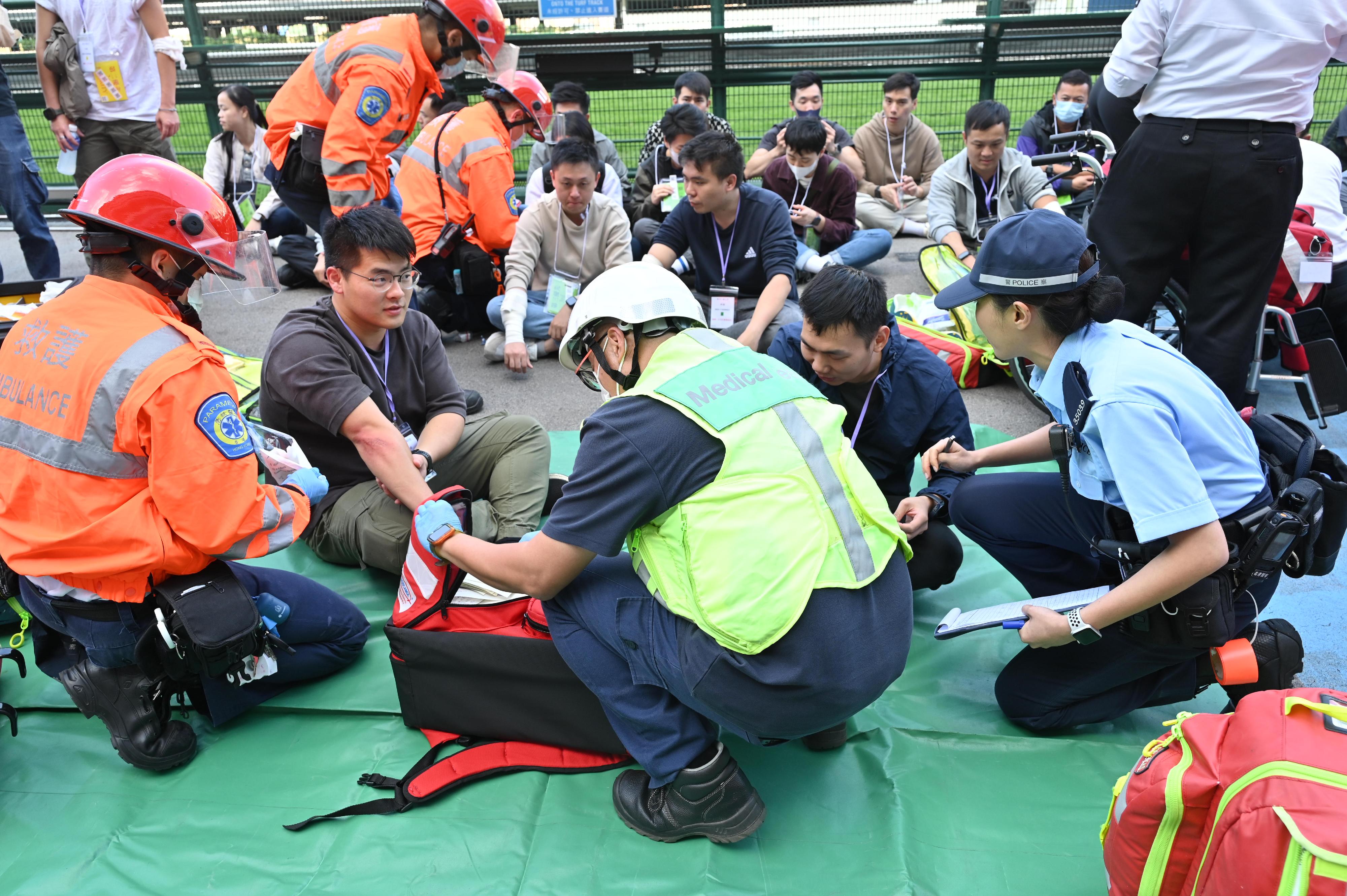Police Hong Kong Island Regional Headquarters conducted an inter-departmental major incident exercise codenamed "BROKENPIN" with the Fire Services Department, Hospital Authority, Hong Kong Jockey Club, St. John Ambulance Brigade and Hong Kong Association for Conflict and Catastrophe Medicine at Happy Valley Racecourse this afternoon (November 23). Picture shows officers rendering emergency care to the injured.