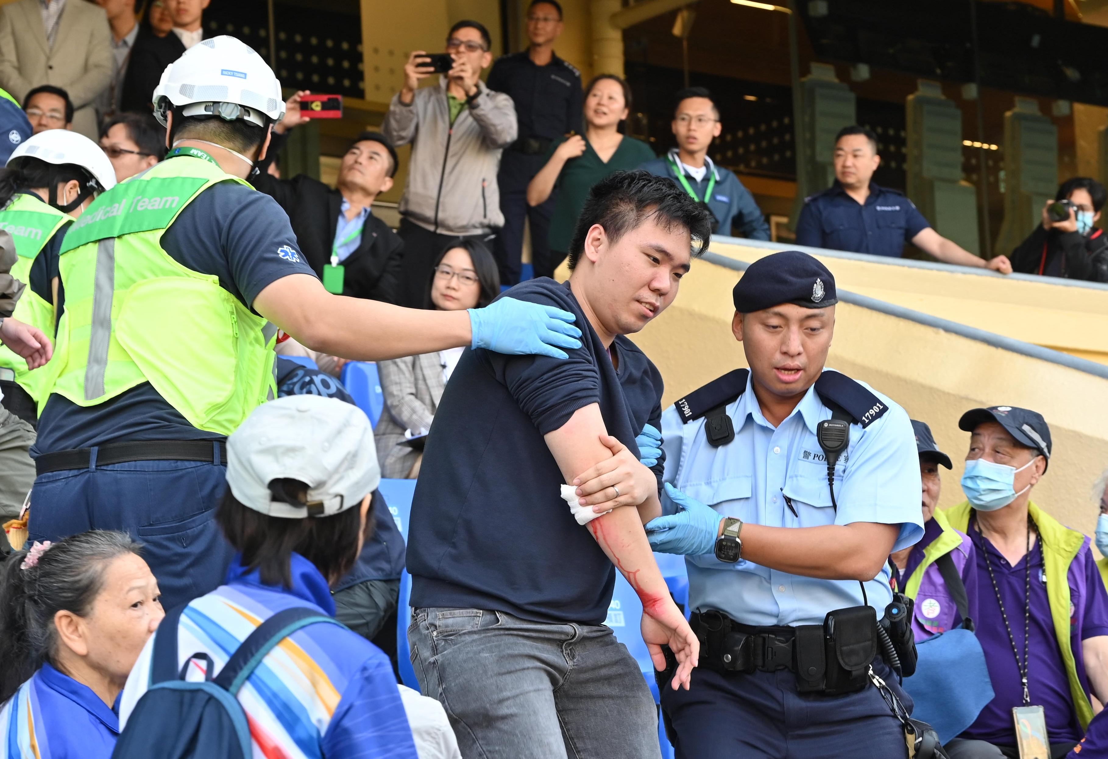 Police Hong Kong Island Regional Headquarters conducted an inter-departmental major incident exercise codenamed "BROKENPIN" with the Fire Services Department, Hospital Authority, Hong Kong Jockey Club, St. John Ambulance Brigade and Hong Kong Association for Conflict and Catastrophe Medicine at Happy Valley Racecourse this afternoon (November 23). Picture shows officers rendering emergency care to the injured.
