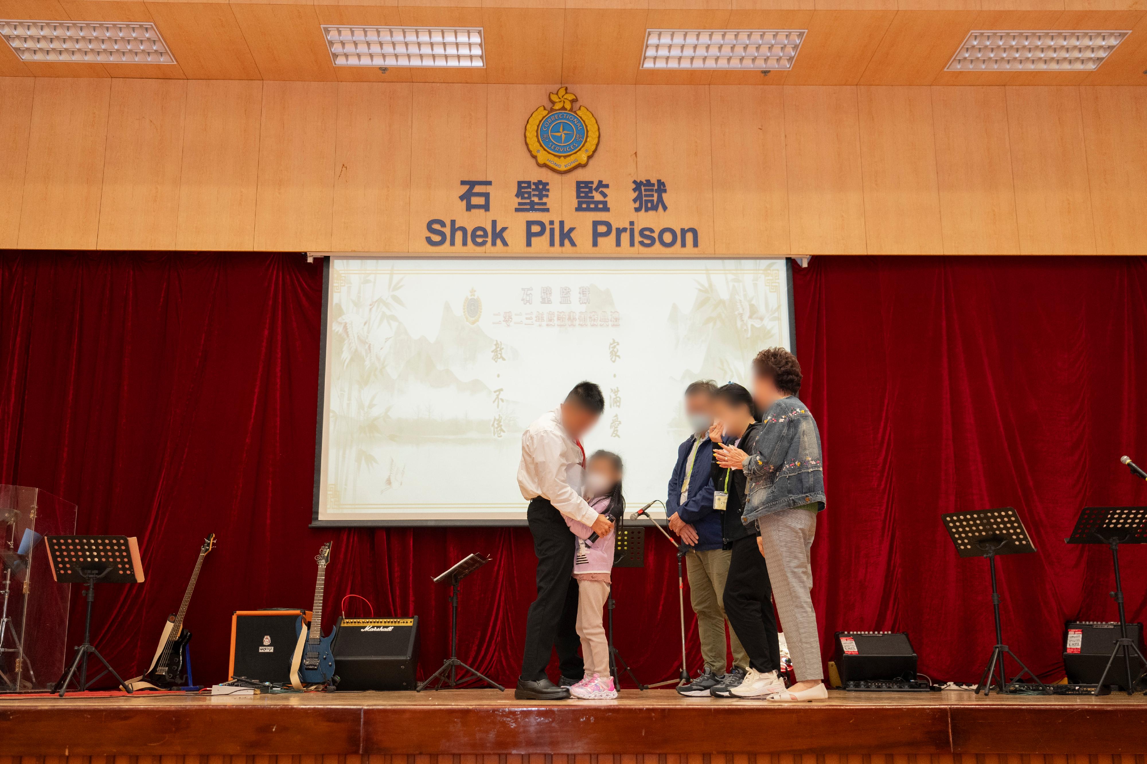 Persons in custody at Shek Pik Prison of the Correctional Services Department were presented with certificates at a ceremony today (November 23) in recognition of their study efforts and academic achievements. Photo shows a person in custody expressing gratitude to his family members.

