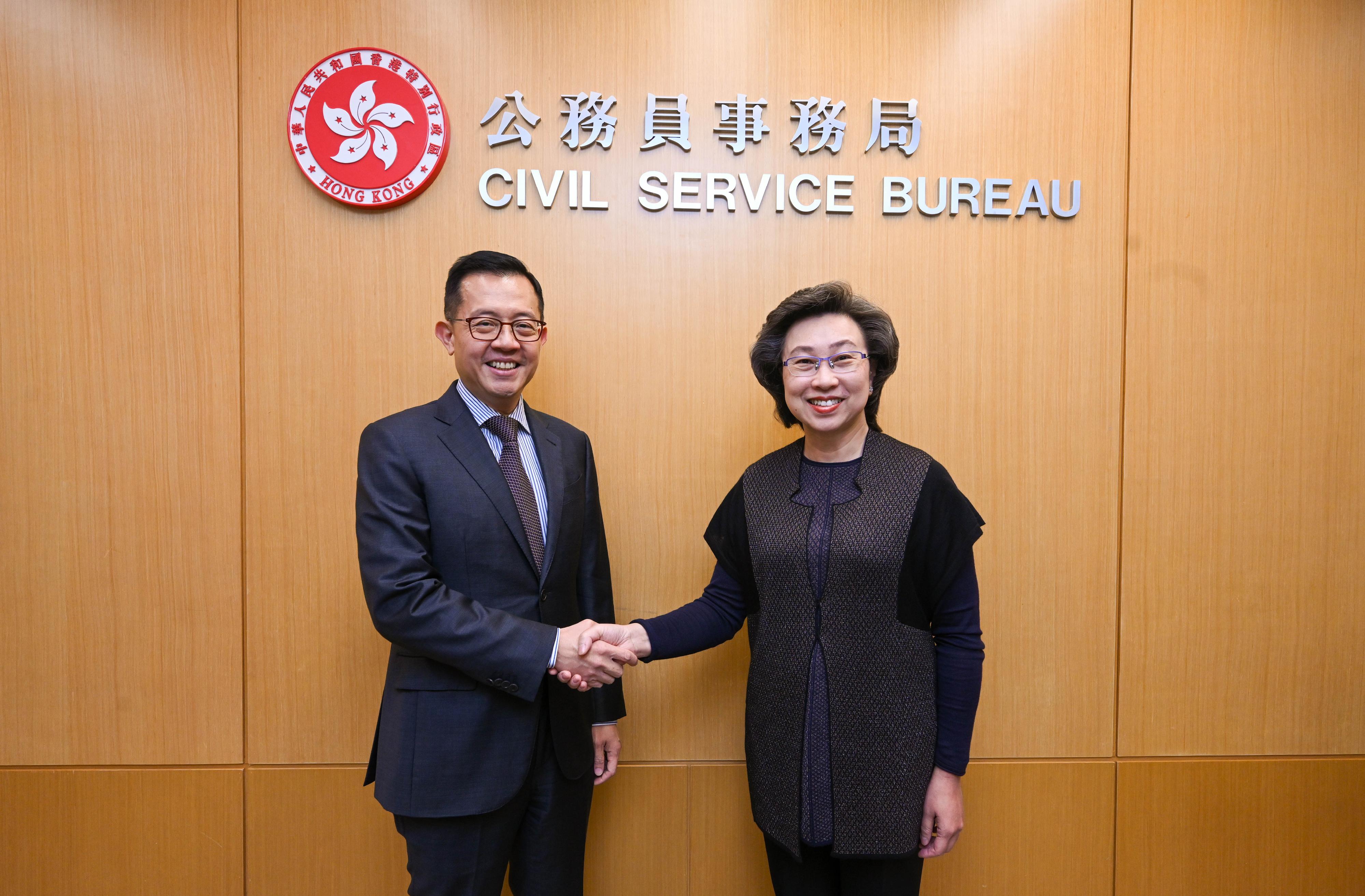 The Secretary for the Civil Service, Mrs Ingrid Yeung, met with a delegation led by the Head of Civil Service of Singapore, Mr Leo Yip, under the Singapore-Hong Kong Permanent Secretaries Exchange Programme at the Central Government Offices today (November 23). Mrs Yeung (right) is pictured with Mr Yip (left).