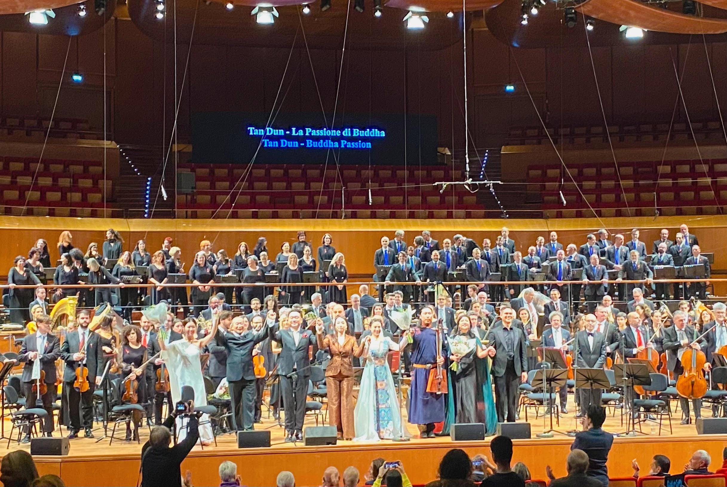 Internationally renowned composer and conductor Tan Dun and his cast, including Hong Kong soprano Candice Chung, and members of the Accademia Nazionale di Santa Cecilia, were warmly applauded by an enthusiastic audience after the Italian premiere of "Buddha Passion" in Rome, Italy on November 23 (Italian time).