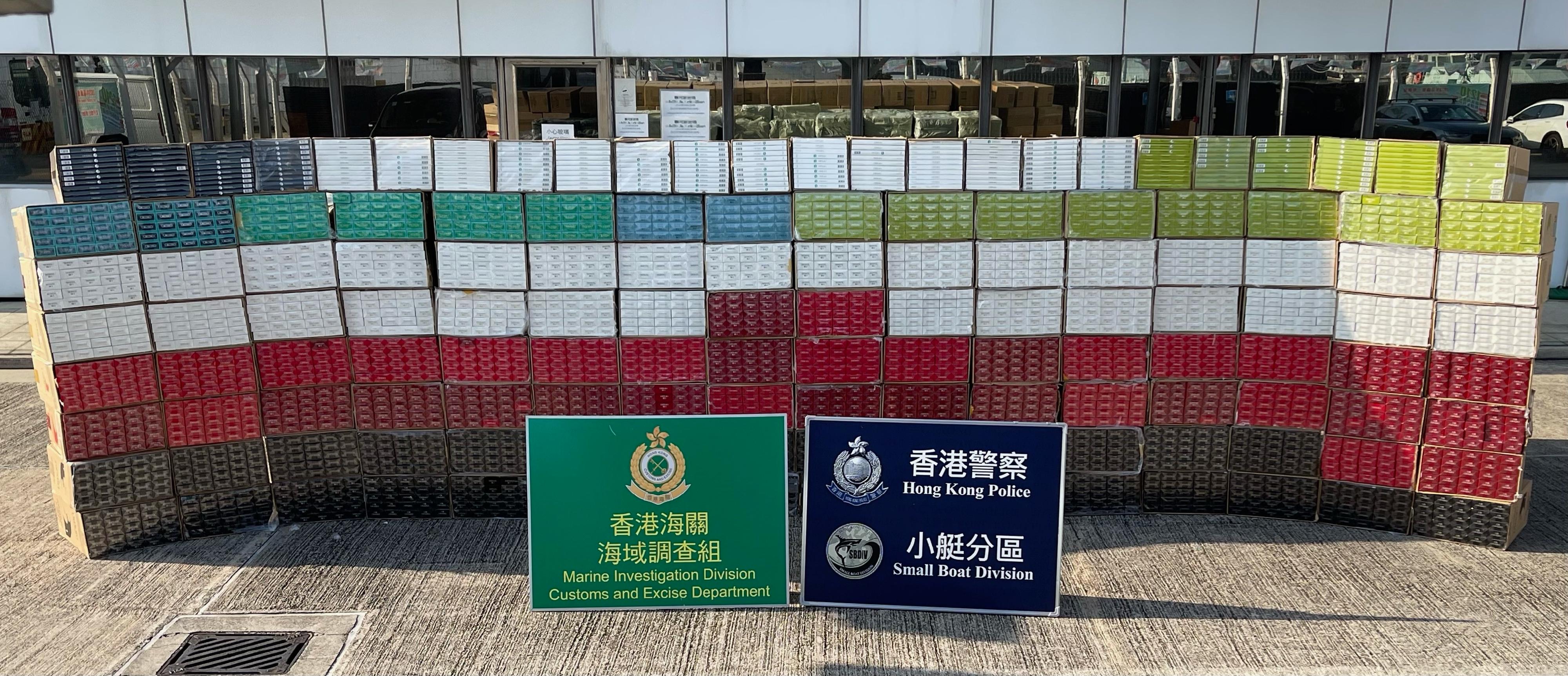 香港海關和水警昨日（十一月二十三日）在大嶼山附近海域採取聯合行動，檢獲約二百九十萬支懷疑私煙，估計市值約一千零七十三萬元，應課稅值約七百二十五萬元。圖示檢獲的懷疑私煙。