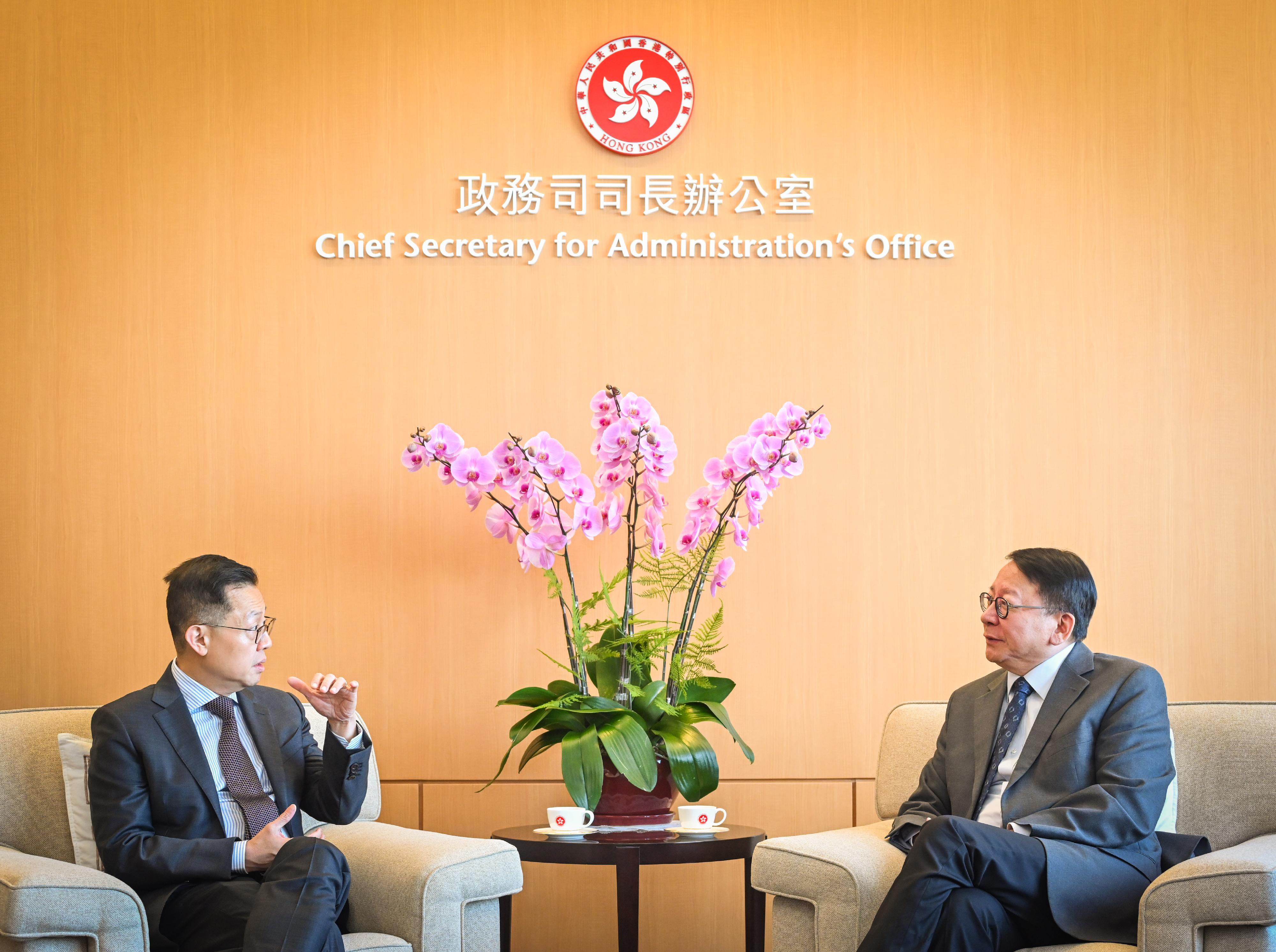 The Chief Secretary for Administration, Mr Chan Kwok-ki, today (November 24) met with the delegation led by the Head of Civil Service of Singapore, Mr Leo Yip, under the Singapore-Hong Kong Permanent Secretaries Exchange Programme at the Central Government Offices. Photo shows Mr Chan (right) and Mr Yip (left) exchanging their views and experience on the policy initiatives in building a caring and inclusive society.