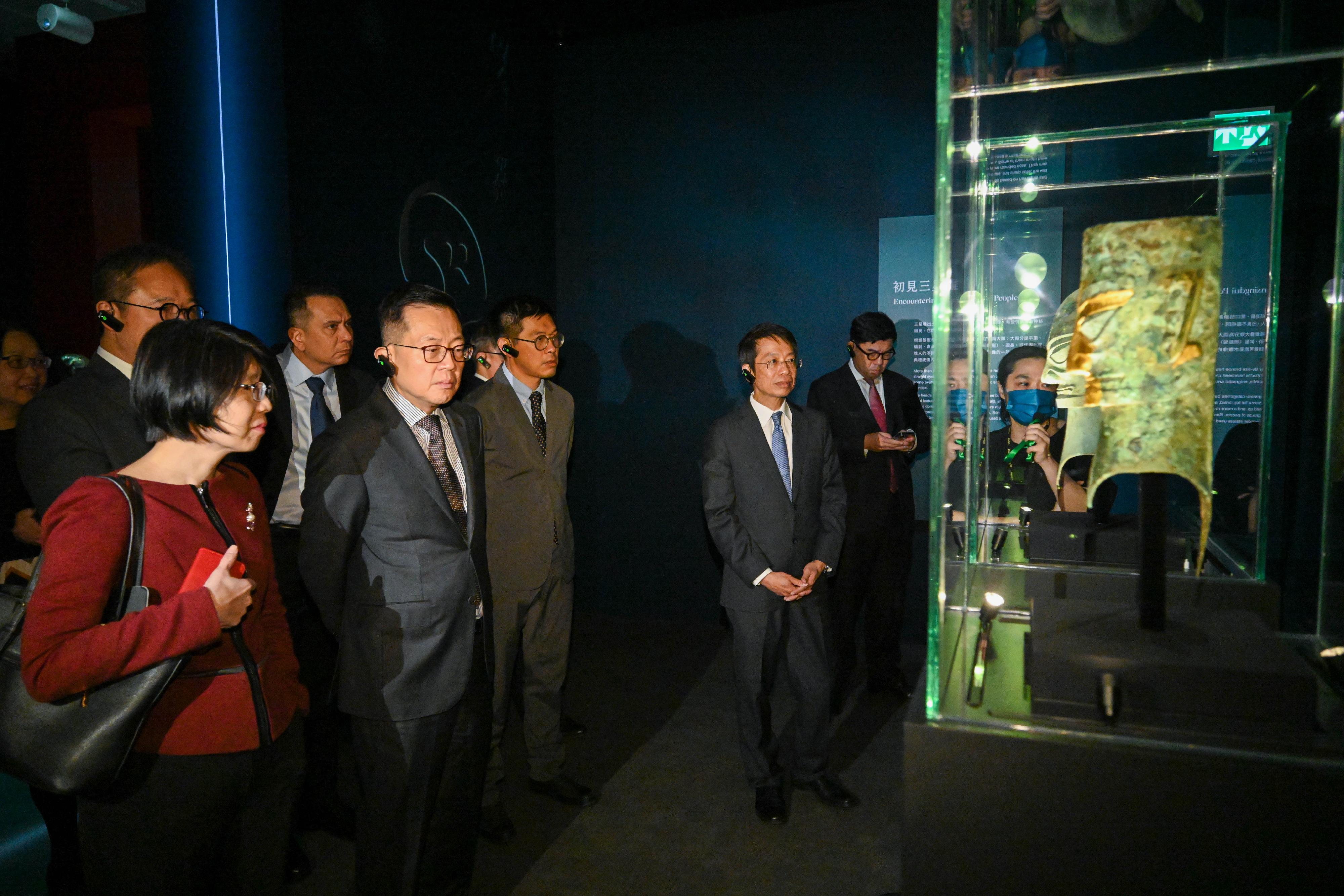 The 7th Singapore-Hong Kong Permanent Secretaries Exchange Programme was held in Hong Kong for two consecutive days starting yesterday (November 23). The delegation led by the Head of Civil Service of Singapore, Mr Leo Yip (front row, second left), visited the Hong Kong Palace Museum to learn about Hong Kong's cultural promotion efforts yesterday evening. Photo shows the delegation viewing an artefact at the exhibition "Gazing at Sanxingdui: New Archaeological Discoveries in Sichuan". Looking on is the Permanent Secretary for the Civil Service, Mr Clement Leung (front row, fourth left). 