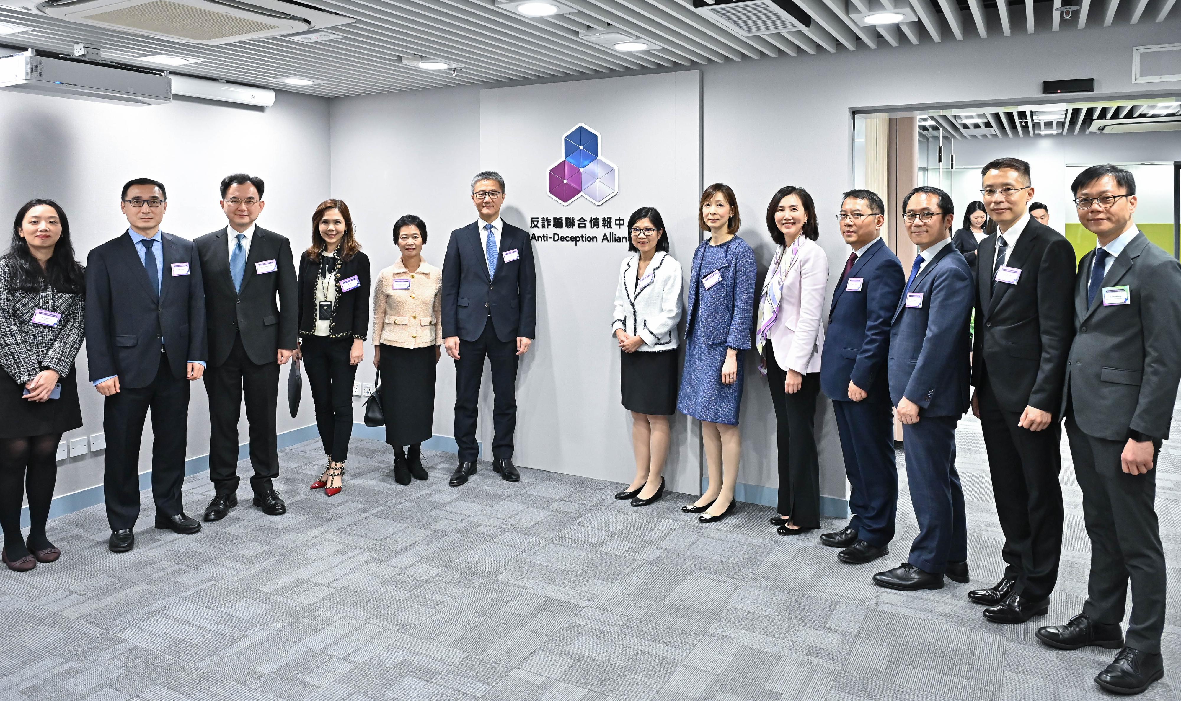 The Hong Kong Police Force (HKPF) held the inauguration ceremony for the Anti-Deception Alliance today (November 24). Photo shows the Commissioner of Police, Mr Siu Chak-yee (sixth left); the Executive Director (Enforcement and AML) of the Hong Kong Monetary Authority, Ms Carmen Chu (seventh right); Acting Chairman of the Hong Kong Association of Banks, Mr Stephen Chan (third left); and other guests after touring at the office of the Anti-Deception Alliance.