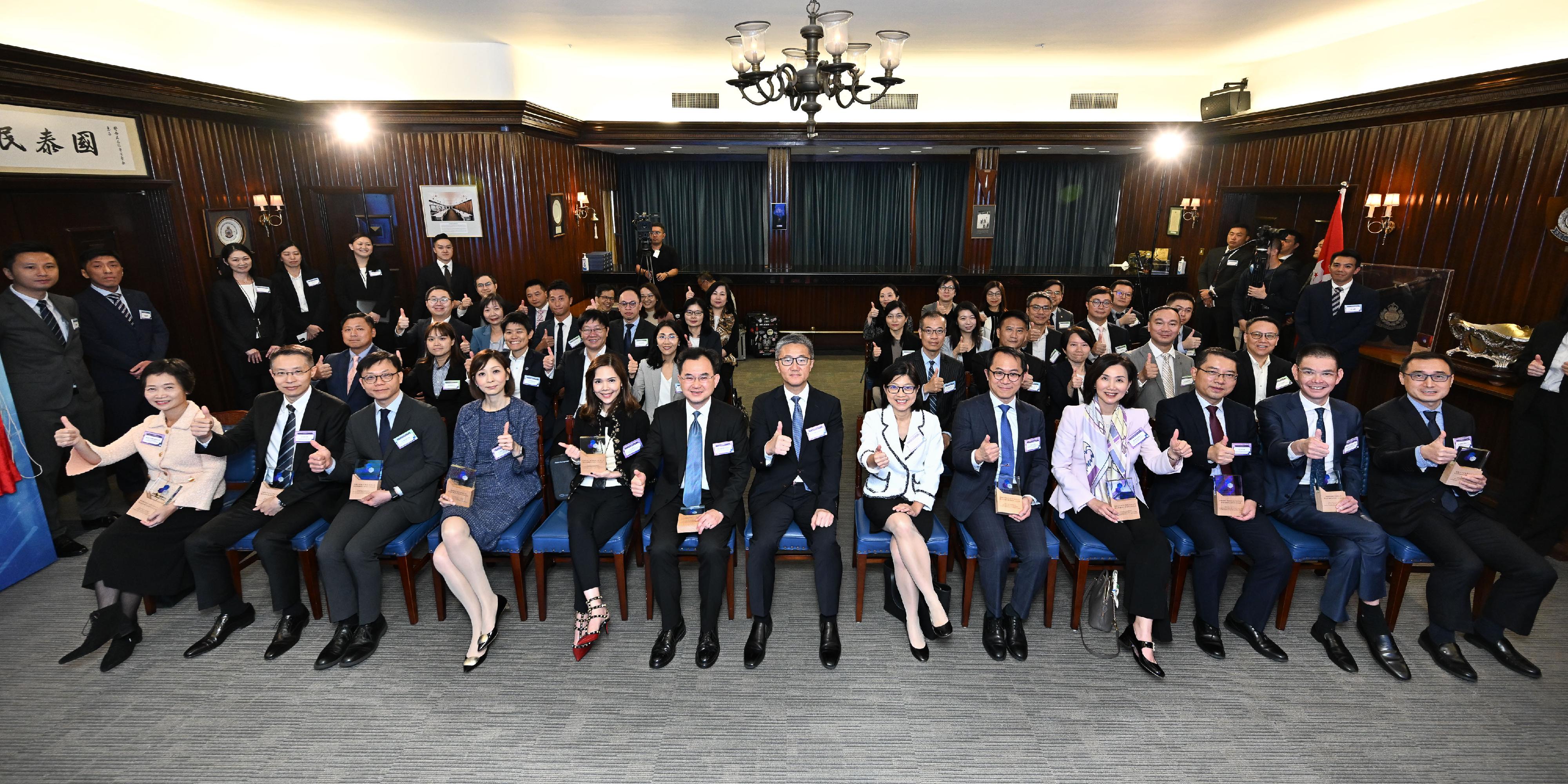 The Hong Kong Police Force (HKPF) held the inauguration ceremony for the Anti-Deception Alliance today (November 24). Photo shows the Commissioner of Police, Mr Siu Chak-yee (front row, seventh left); the Executive Director (Enforcement and AML) of the Hong Kong Monetary Authority, Ms Carmen Chu (front row, sixth right); Acting Chairman of the Hong Kong Association of Banks, Mr Stephen Chan (front row, sixth left); and other guests at the opening ceremony.