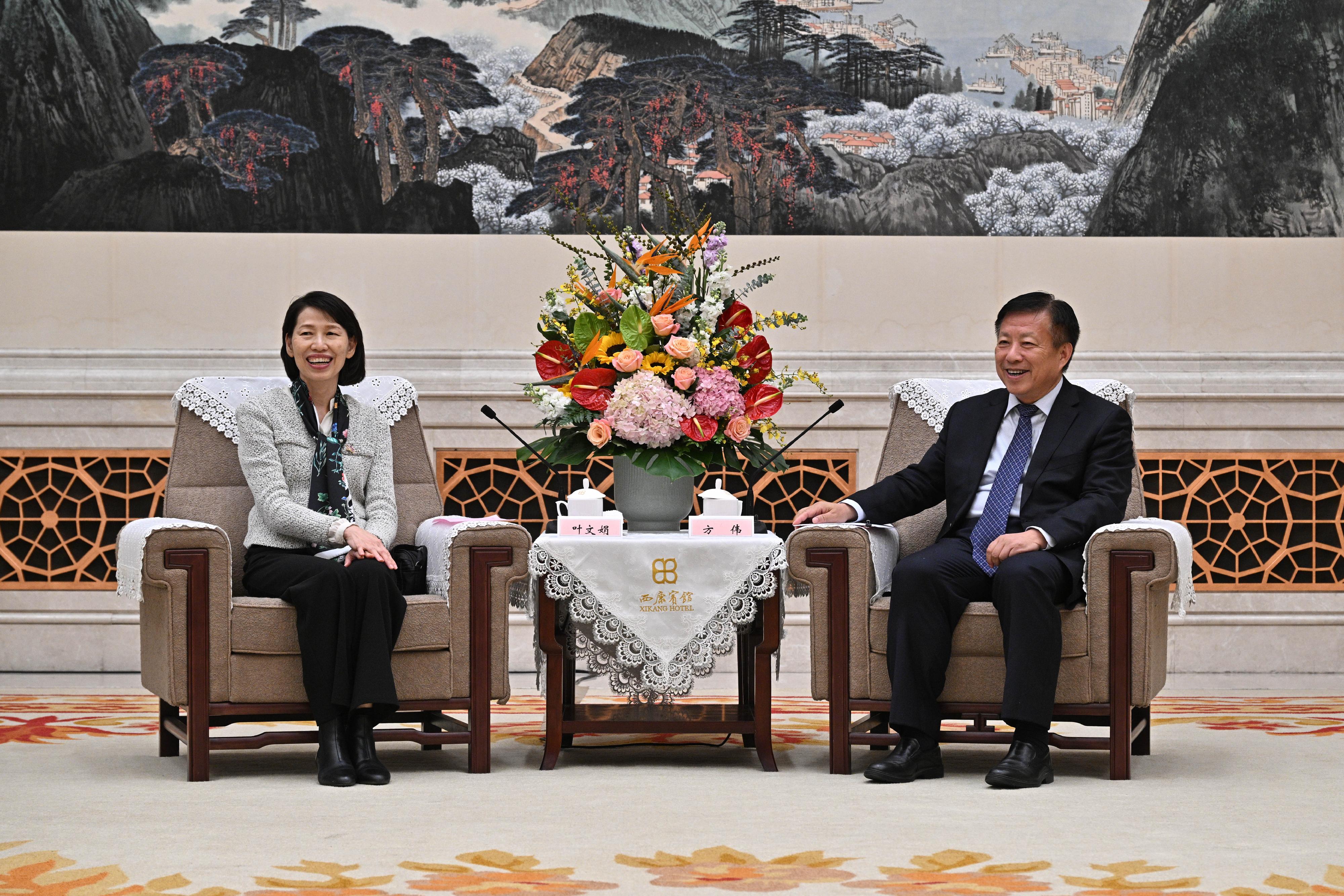 行政长官办公室主任叶文娟（左）率领的政治委任官员国家事务研修及考察团昨日（十一月二十三日）与江苏省副省长方伟（右）会面。