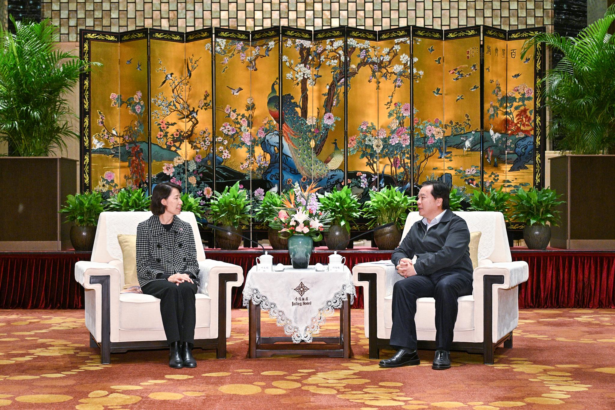 The delegation of politically appointed officials on a national studies programme and duty visit led by the Director of the Chief Executive's Office, Ms Carol Yip (left), met Member of the Standing Committee of the CPC Nanjing Municipal Committee and Vice Mayor of Nanjing Mr Deng Zhiyi (right) today (November 24).