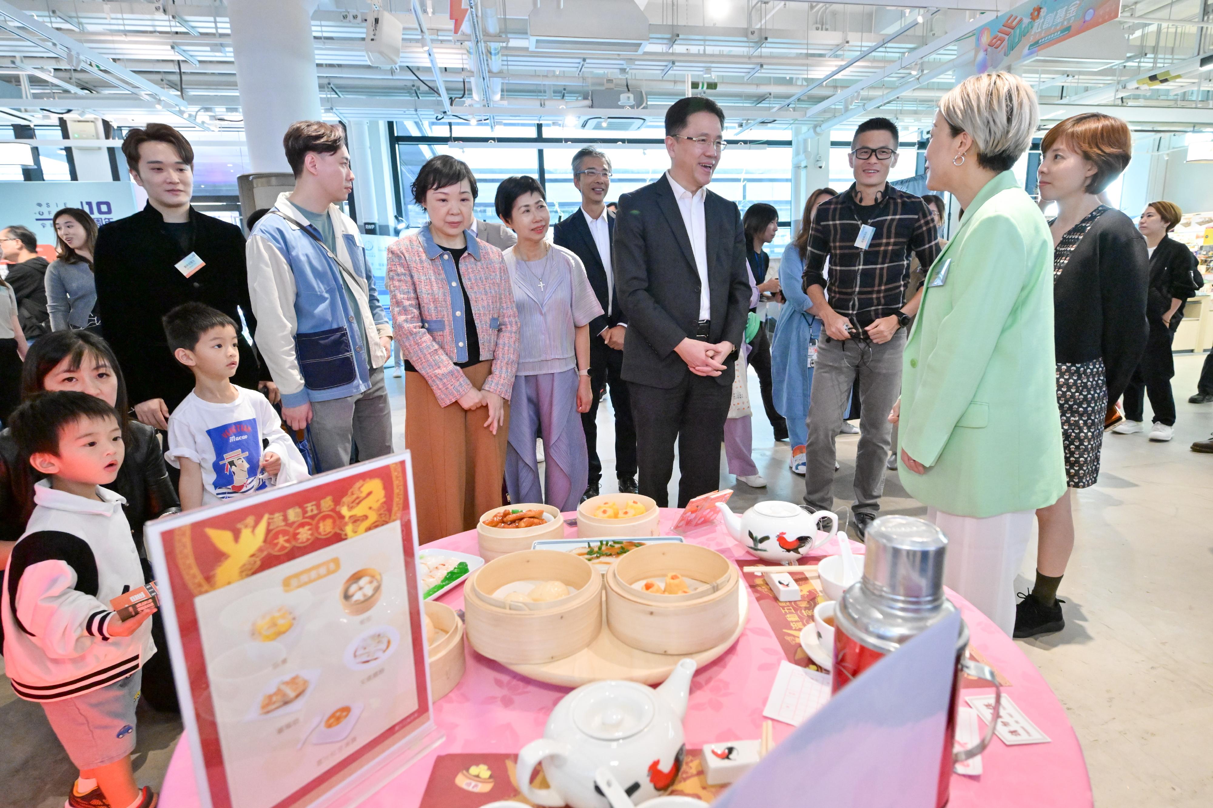 The Social Innovation Carnival, organised by the Efficiency Office under the Innovation, Technology and Industry Bureau, is being held. Picture shows the Secretary for Innovation, Technology and Industry, Professor Sun Dong (fourth right); the Chairperson of the Social Innovation and Entrepreneurship Development Fund (SIE Fund) Task Force, Dr Jane Lee (fourth left); and the Commissioner for Efficiency and Secretary-General of the SIE Fund Task Force Secretariat, Miss Patricia So (third left), touring around exhibition booths today (November 25) to learn more about the achievements of the SIE Fund since its establishment.