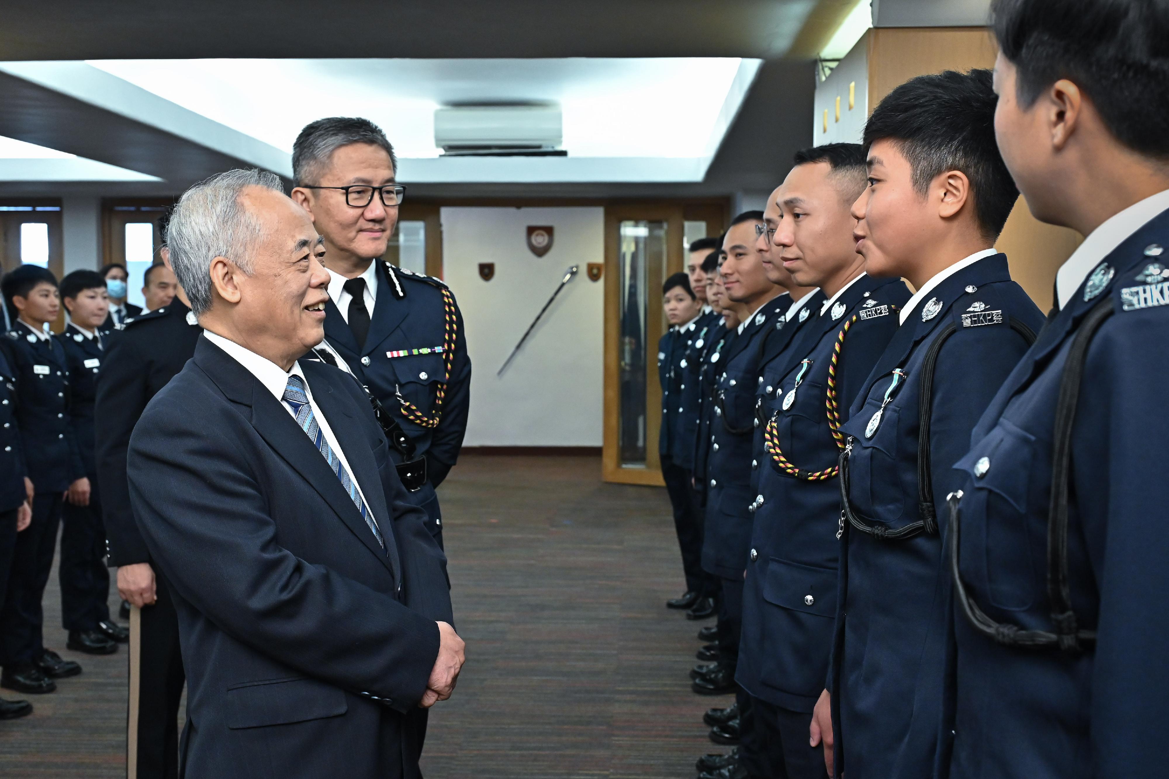 截取通讯及监察事务专员杨振权（左一）和警务处处长萧泽颐（左二）今日（十一月二十五日）出席香港警察学院的结业会操后，恭贺刚结业的见习督察。
