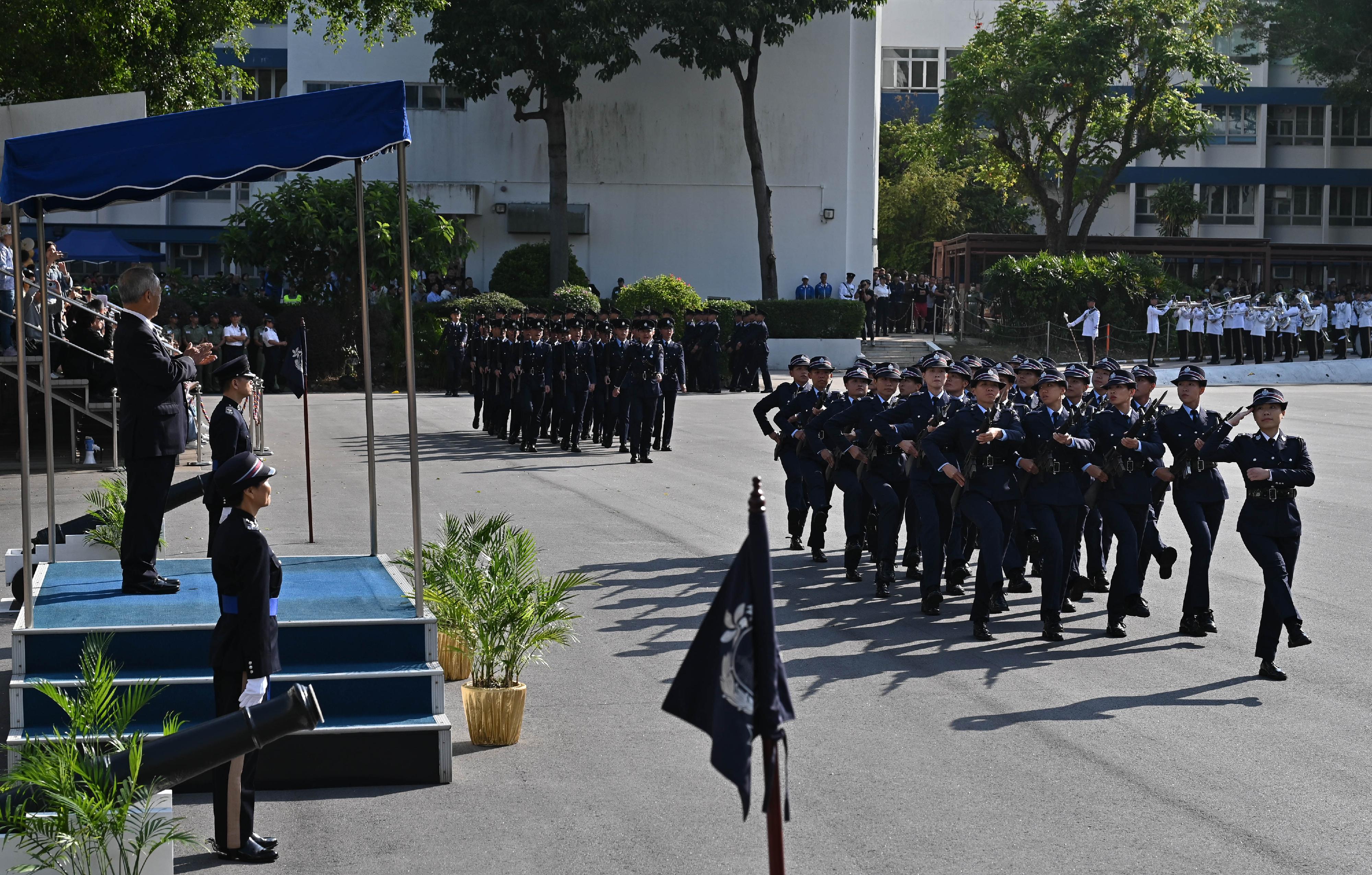 The Commissioner on Interception of Communications and Surveillance, Mr Yeung Chun-kuen, today (November 25) inspects a passing-out parade of 25 probationary inspectors and 96 recruit police constables at the Hong Kong Police College.