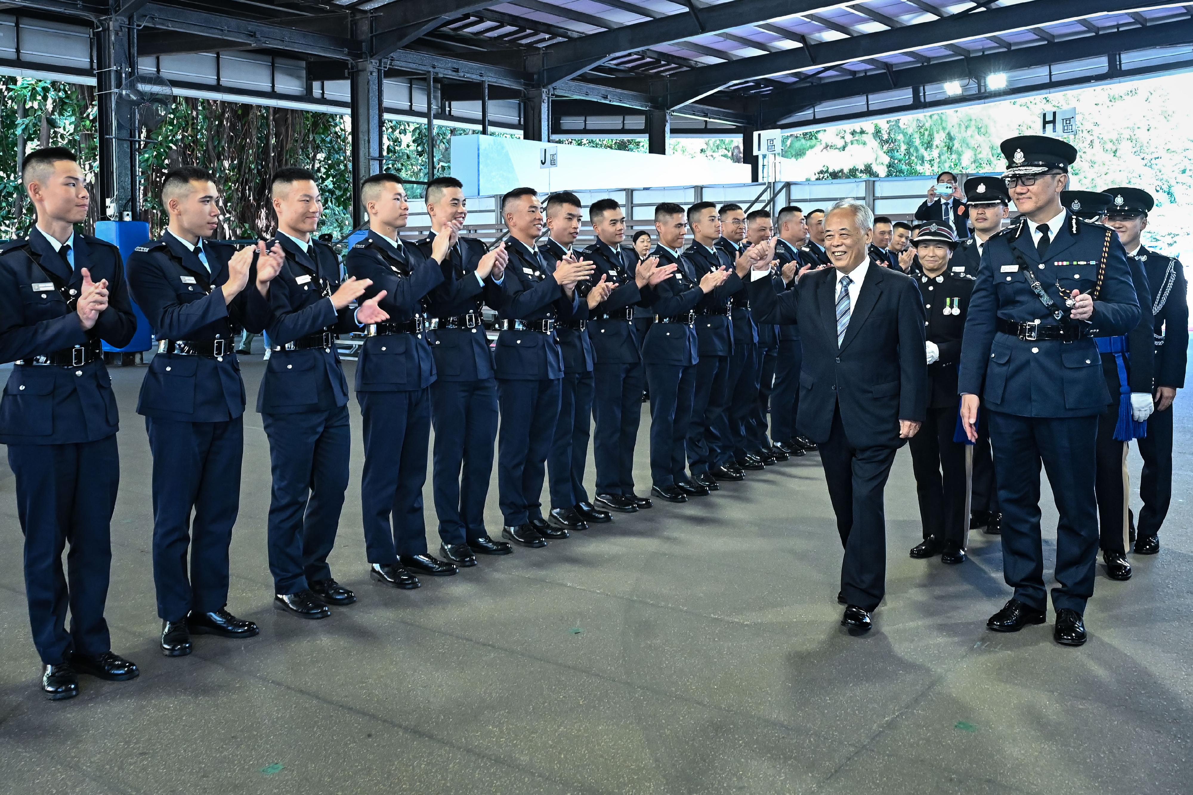 The Commissioner on Interception of Communications and Surveillance, Mr Yeung Chun-kuen (front row, second right), accompanied by the Commissioner of Police, Mr Siu Chak-yee (front row, first right), meets graduates after the passing-out parade held at the Hong Kong Police College today (November 25).