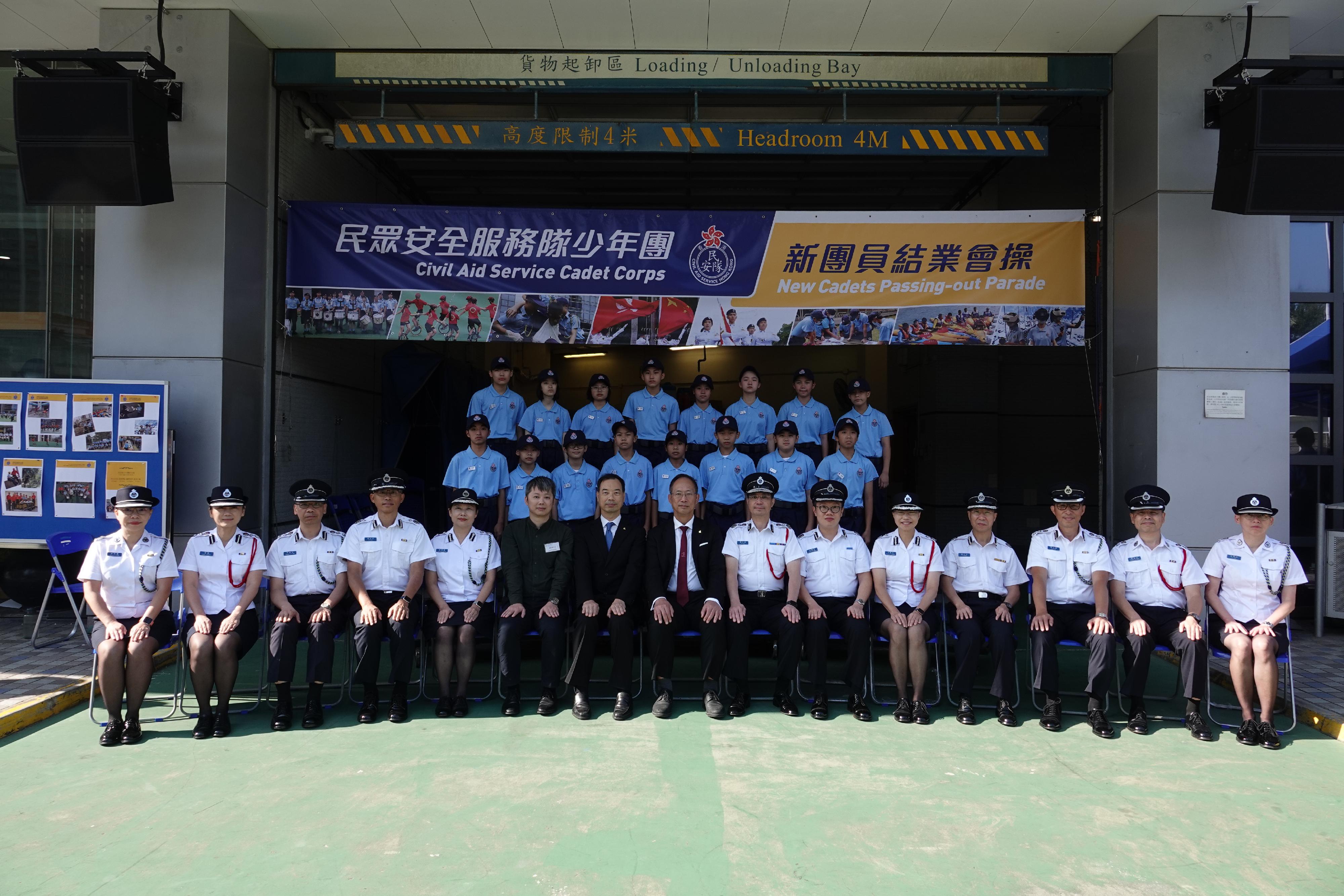 民众安全服务队少年团今日（十一月二十五日）举行第139届新团员结业会操。图示香港浸会大学校长卫炳江教授（第一排中）与新团员合照。