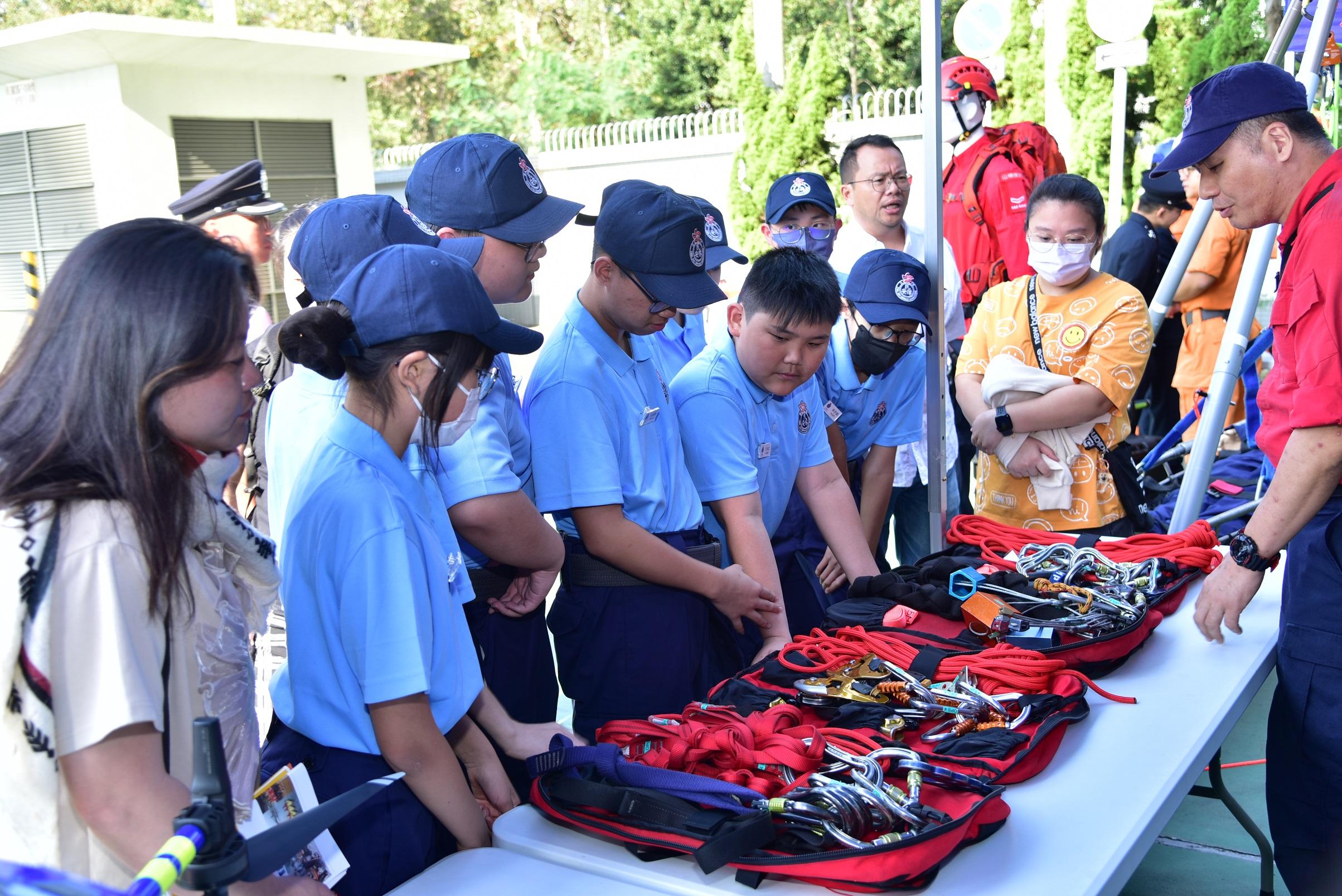 The Civil Aid Service Cadet Corps held the 139th New Cadets Passing-out Parade today (November 25). Photo shows members of the public viewing the rescue and training equipment displayed at the venue.