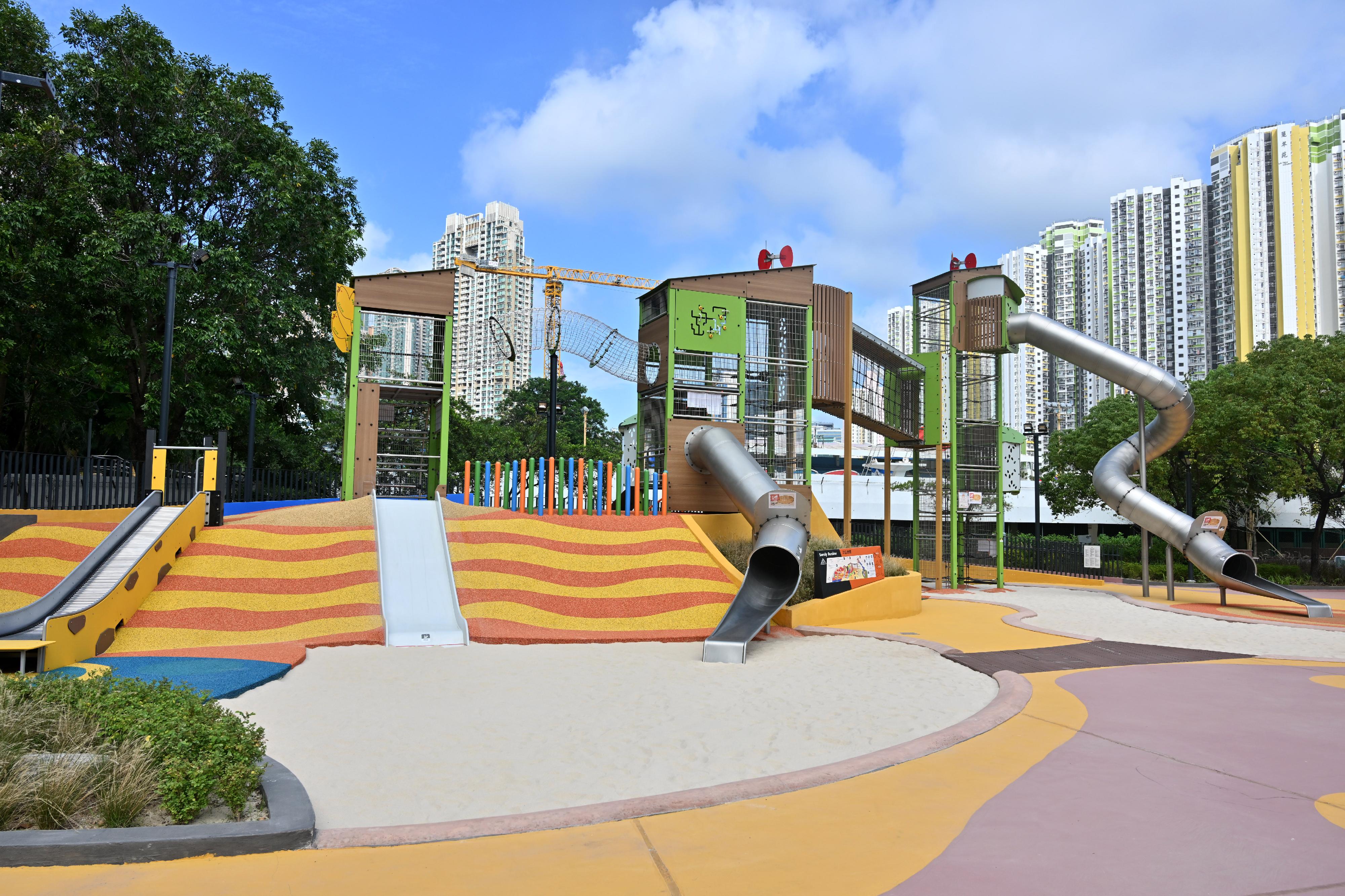 新落成的深水埗公園共融遊樂場今日（十一月二十六日）起開放予公眾使用。場內設置不同高度的滑梯，讓使用者遊玩時更添趣味。