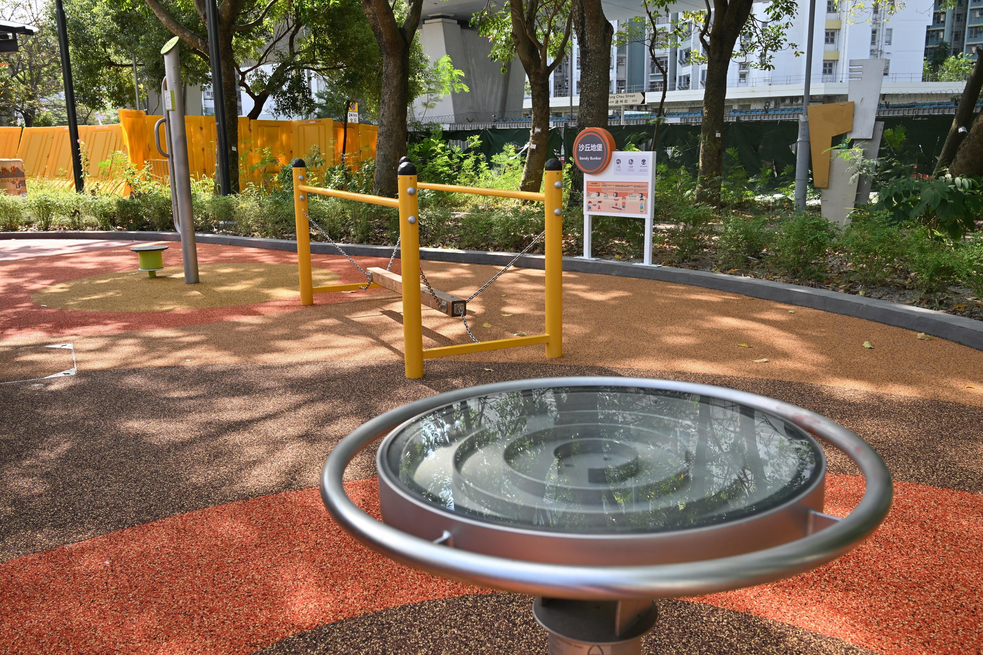 The newly built inclusive playground in Sham Shui Po Park is open for public use from today (November 26). The design of the playground adopts "nature" as its theme, with "sand", "plants" and "water" as the main design elements. There are three themed areas in the playground, namely "Sandy Bunker", "Jungle Meadow", and "Oasis Spring". Photo shows the "Sandy Bunker" themed area.

