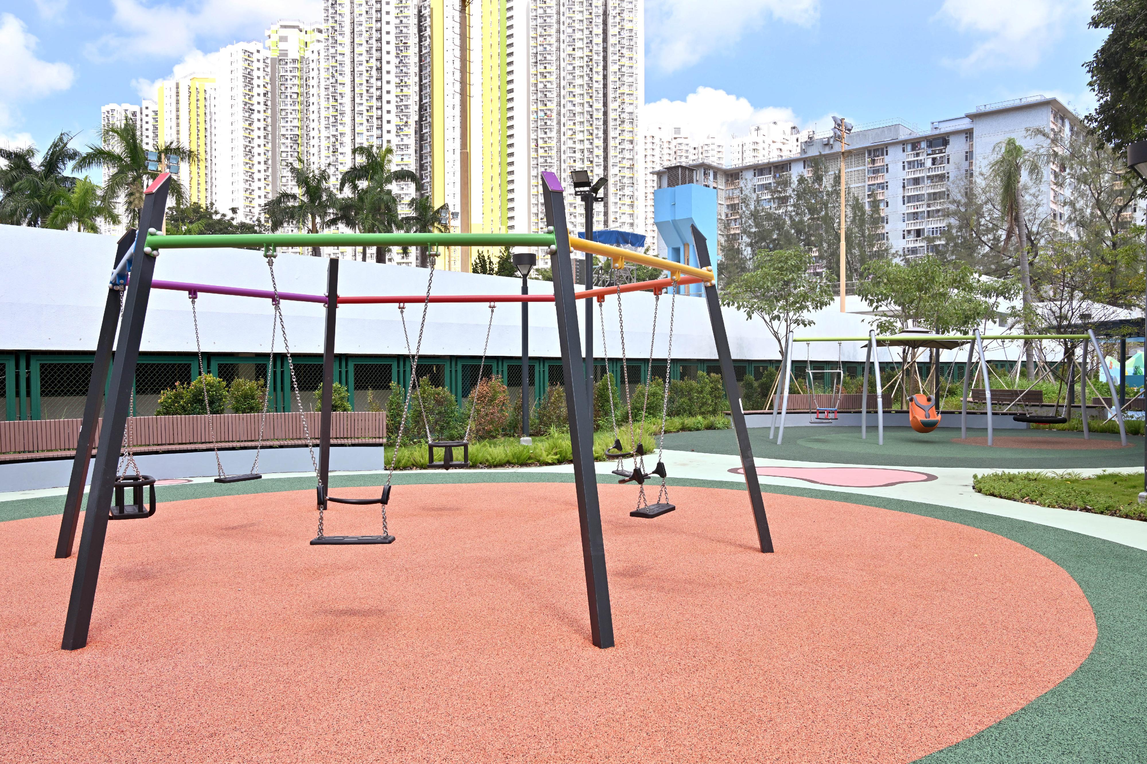 The newly built inclusive playground in Sham Shui Po Park is open for public use from today (November 26). Various types of swings are provided in the play space to enable users to have more fun while playing. Photo shows different types of swings.


