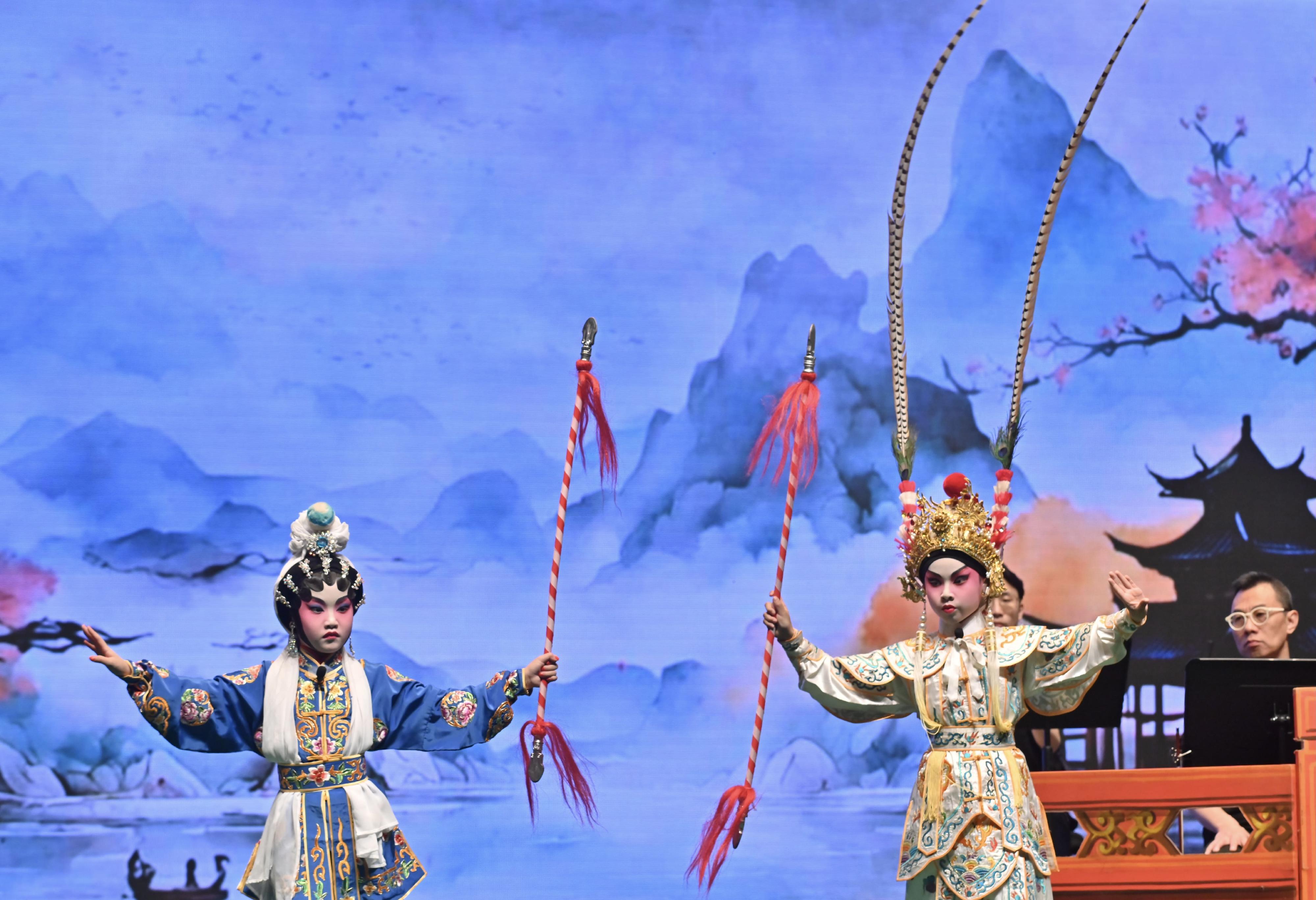 康樂及文化事務署今日（十一月二十六日）下午舉行一年一度「粵劇日」。圖示粵劇新秀在「粵劇折子戲」演出中粉墨登場。