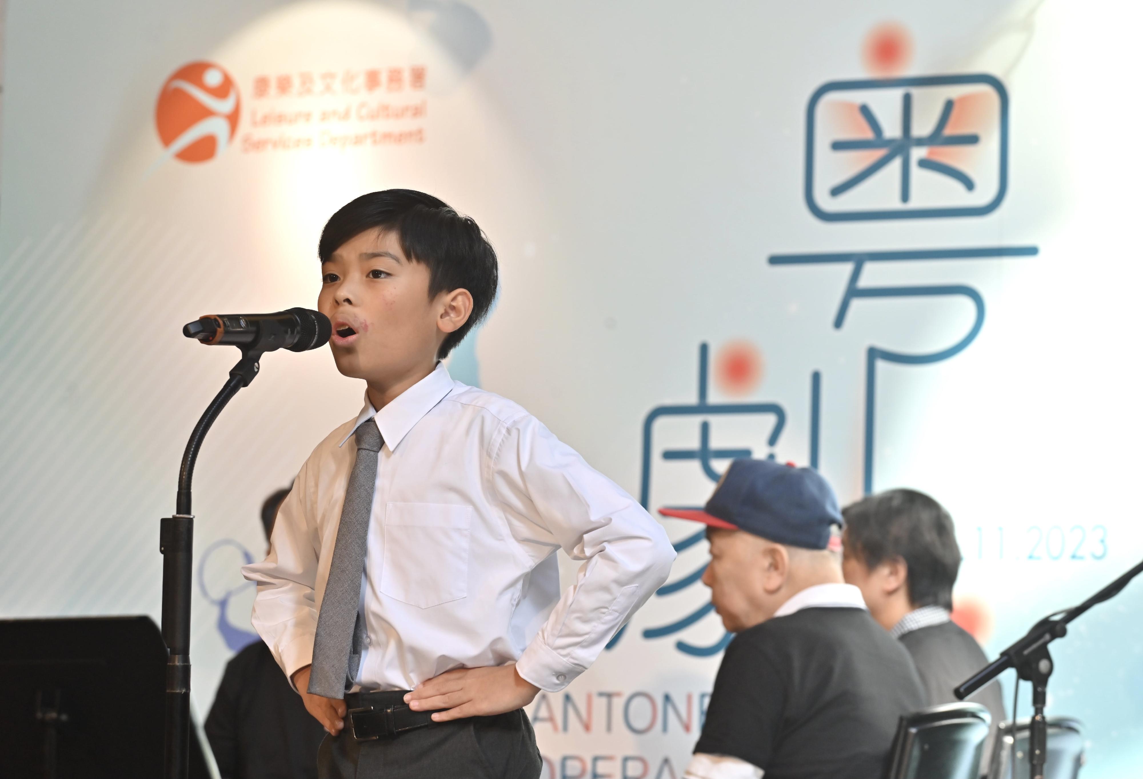 康樂及文化事務署今日（十一月二十六日）下午舉行一年一度的「粵劇日」。圖示應屆香港學校音樂節粵曲比賽優勝者即場表演。