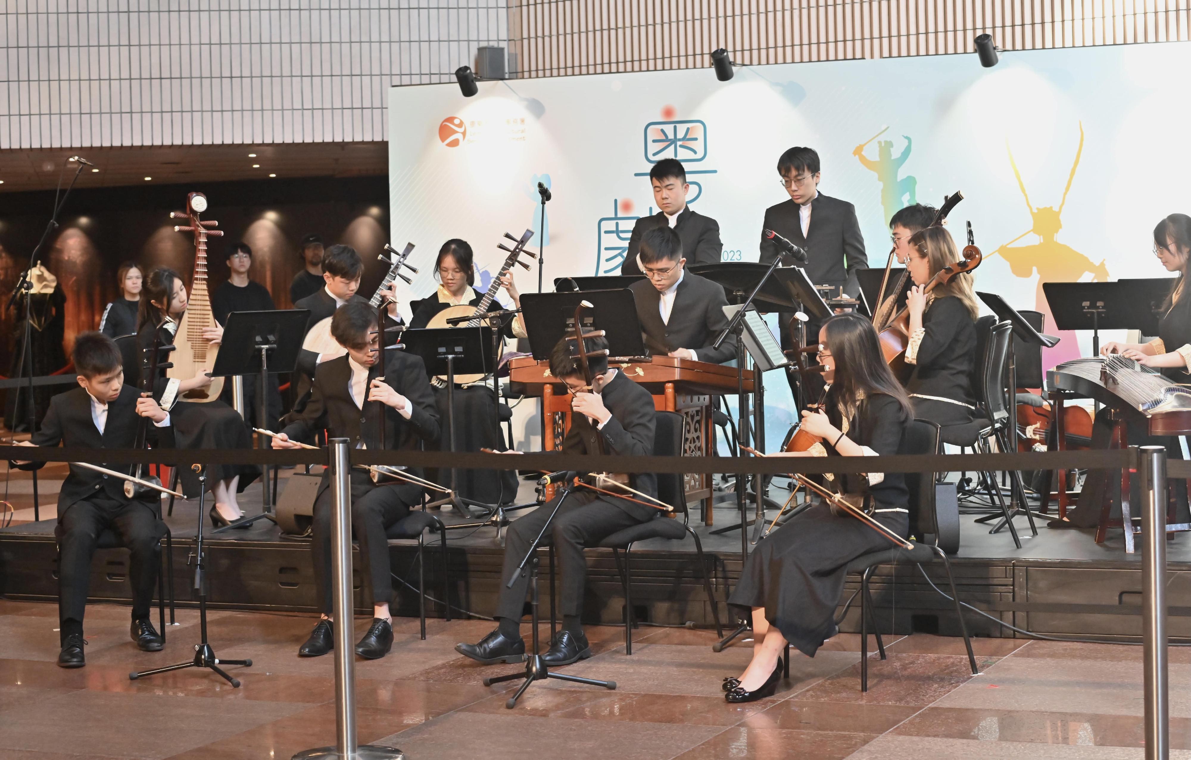 音樂事務處香港青年中樂團成員即場表演。