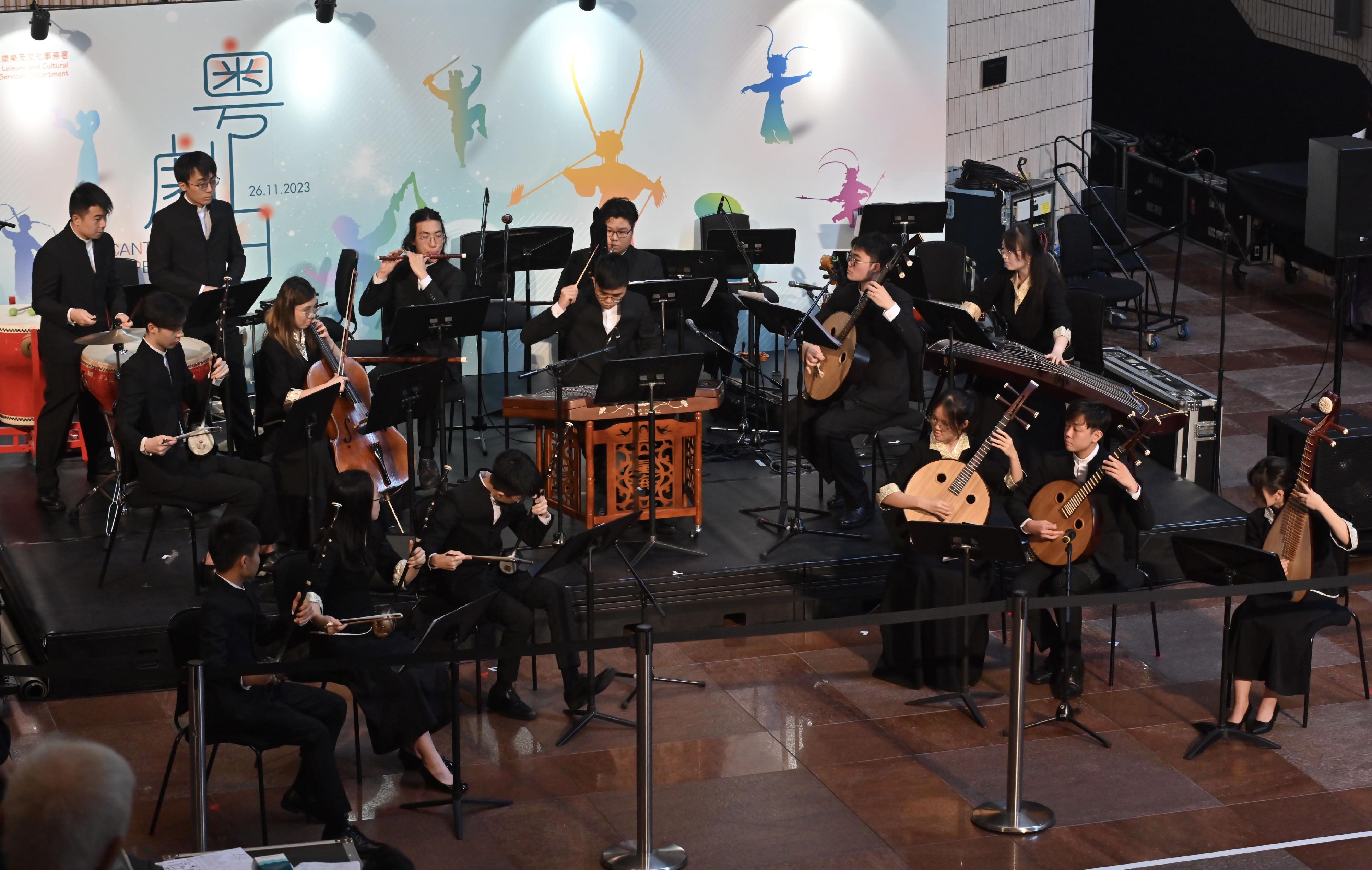 康樂及文化事務署今日（十一月二十六日）下午舉行一年一度的「粵劇日」。圖示音樂事務處香港青年中樂團成員即場表演。
