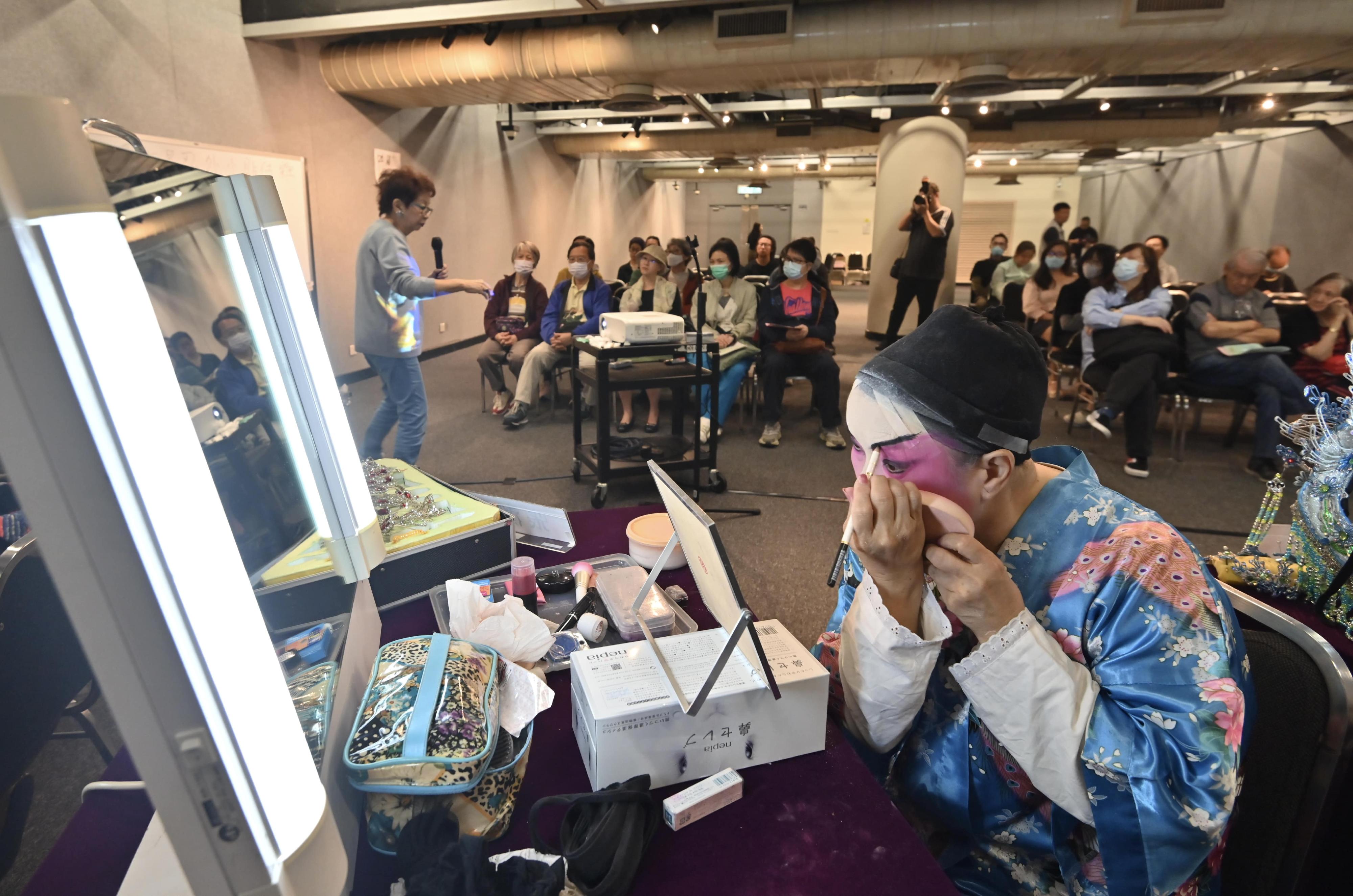 The annual Cantonese Opera Day, presented by the Leisure and Cultural Services Department, was held this afternoon (November 26). Photo shows a Cantonese opera performer demonstrating make-up skills to the audiences.