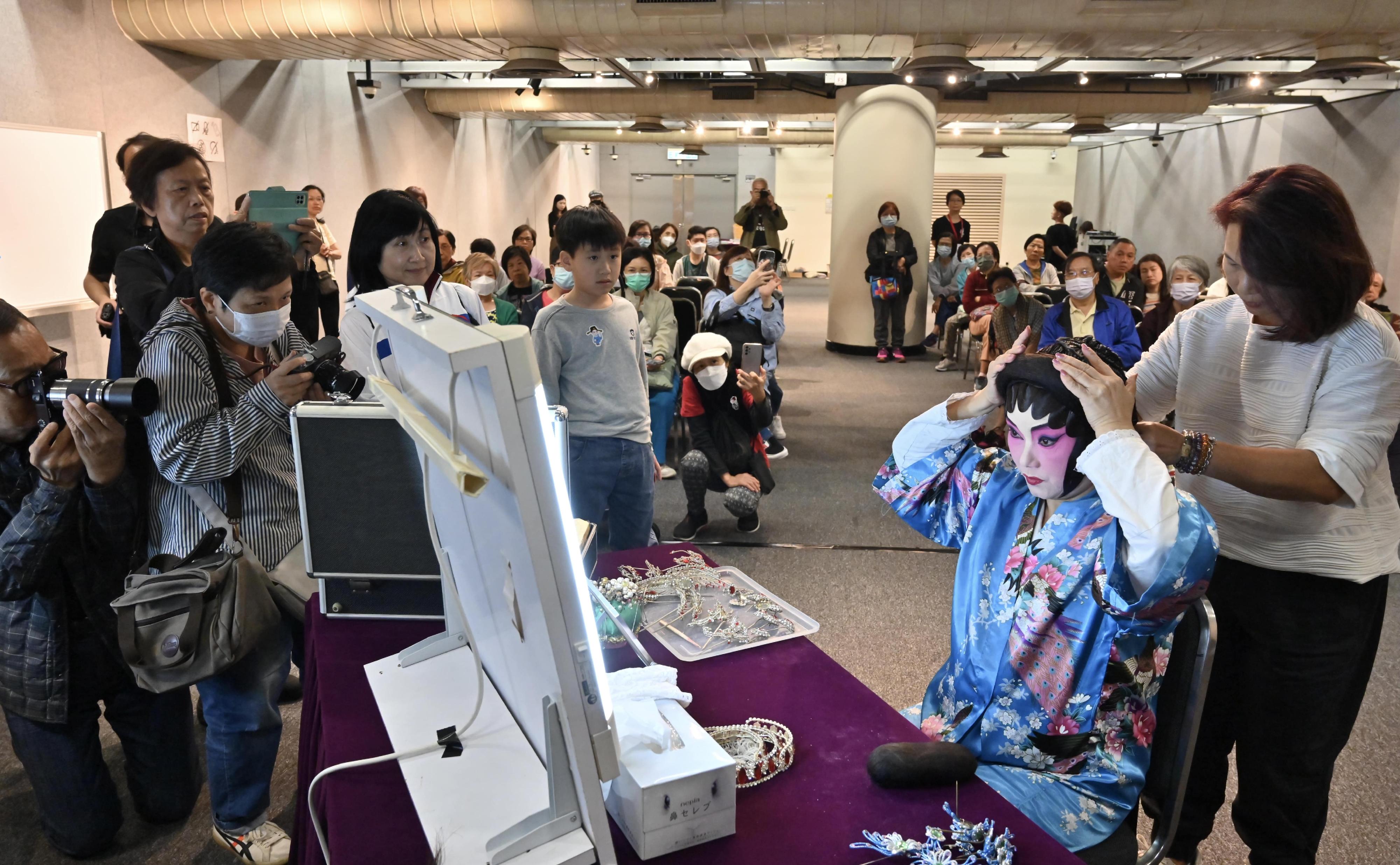 The annual Cantonese Opera Day, presented by the Leisure and Cultural Services Department, was held this afternoon (November 26). Photo shows a Cantonese opera performer demonstrating costume dressing to the audiences.