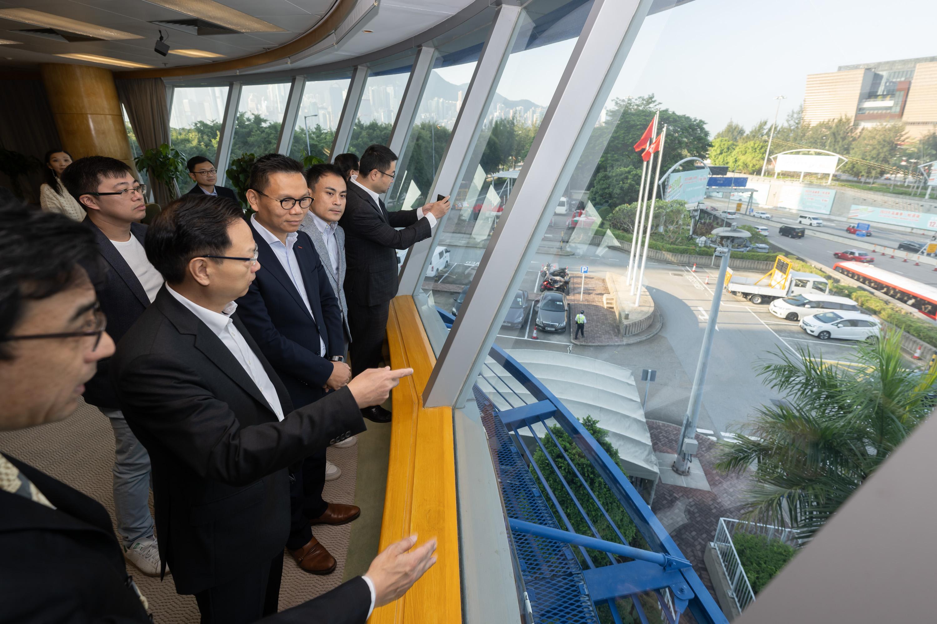 The Legislative Council (LegCo) Panel on Transport today (November 27) visited the Administration Building of Western Harbour Crossing to get a better grasp on the readiness of time-varying tolls implementation at the three road harbour crossings.