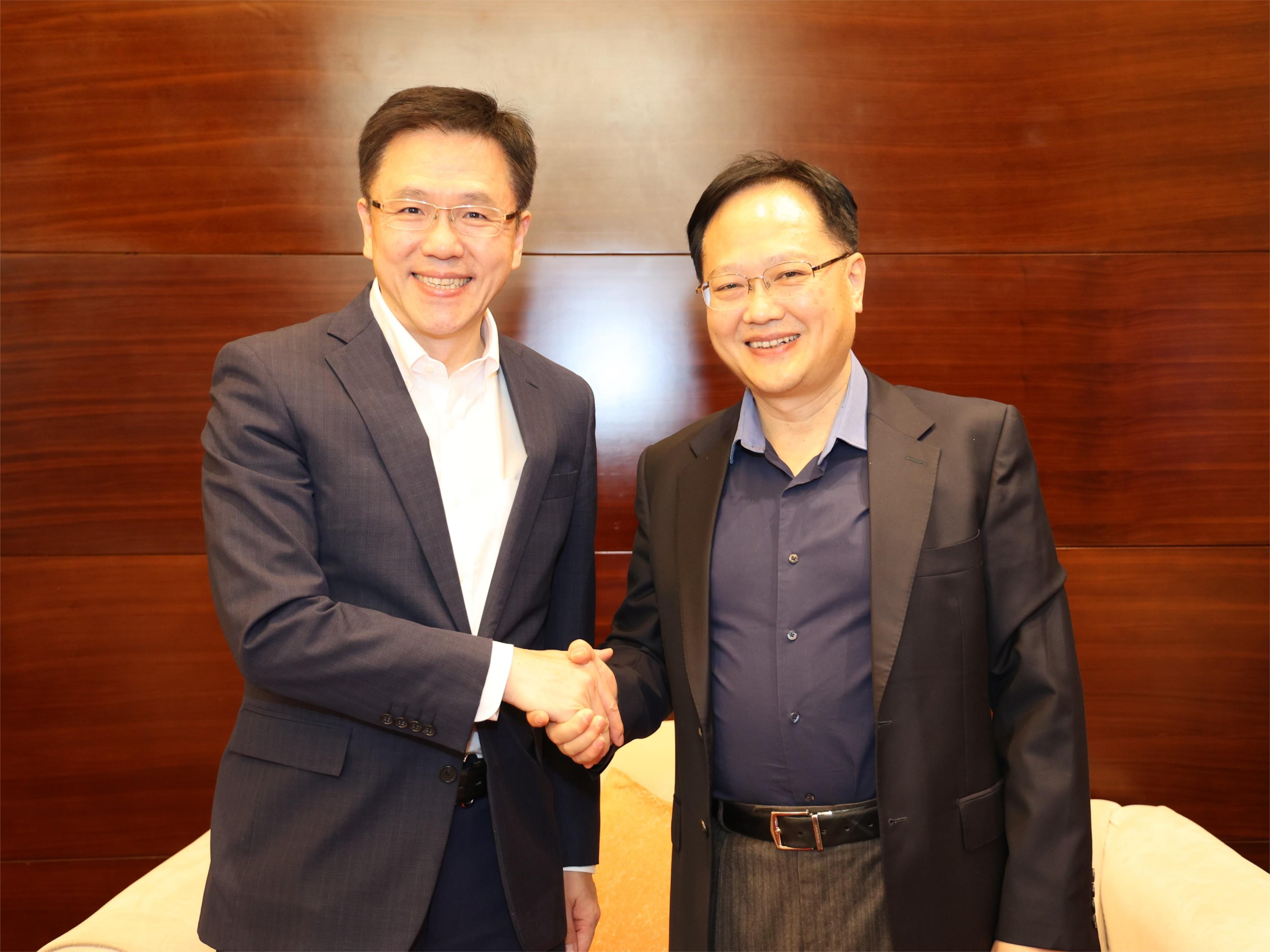 The Secretary for Innovation, Technology and Industry, Professor Sun Dong, commenced his visit to Fujian Province today (November 27). Picture shows Professor Sun (left) calling on the Deputy Secretary of the Leading Party Members Group of the Standing Committee of the Fujian Provincial People's Congress, Mr Chen Dong (right), in Fuzhou.