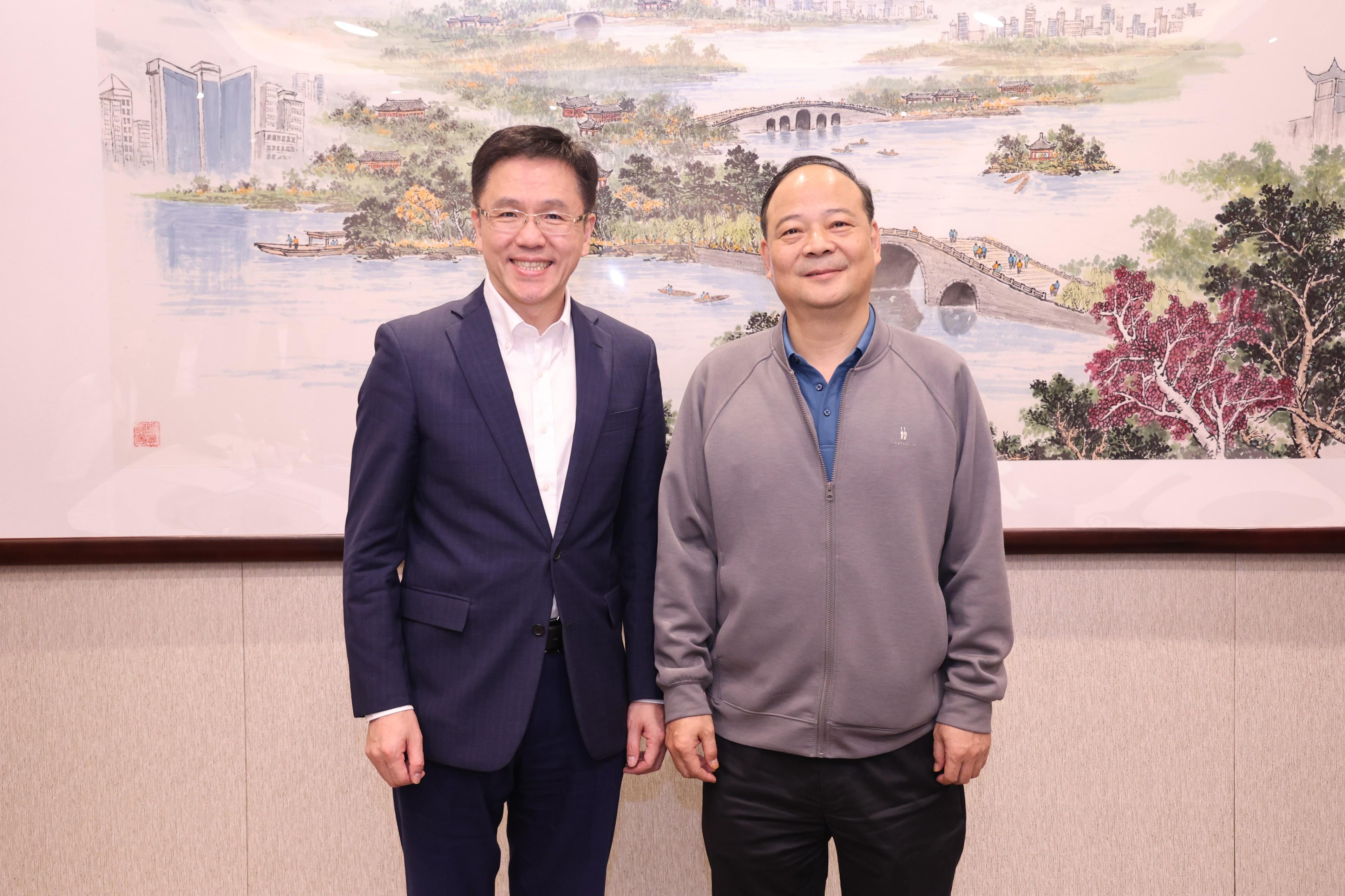 The Secretary for Innovation, Technology and Industry, Professor Sun Dong (left), meets with the Chairman and General Manager of Contemporary Amperex Technology Co Limited, Mr Robin Zeng (right), in Fuzhou today (November 27) to learn about the enterprise's industry planning, development strategies, and technology developments in the field of traction batteries and storage batteries.