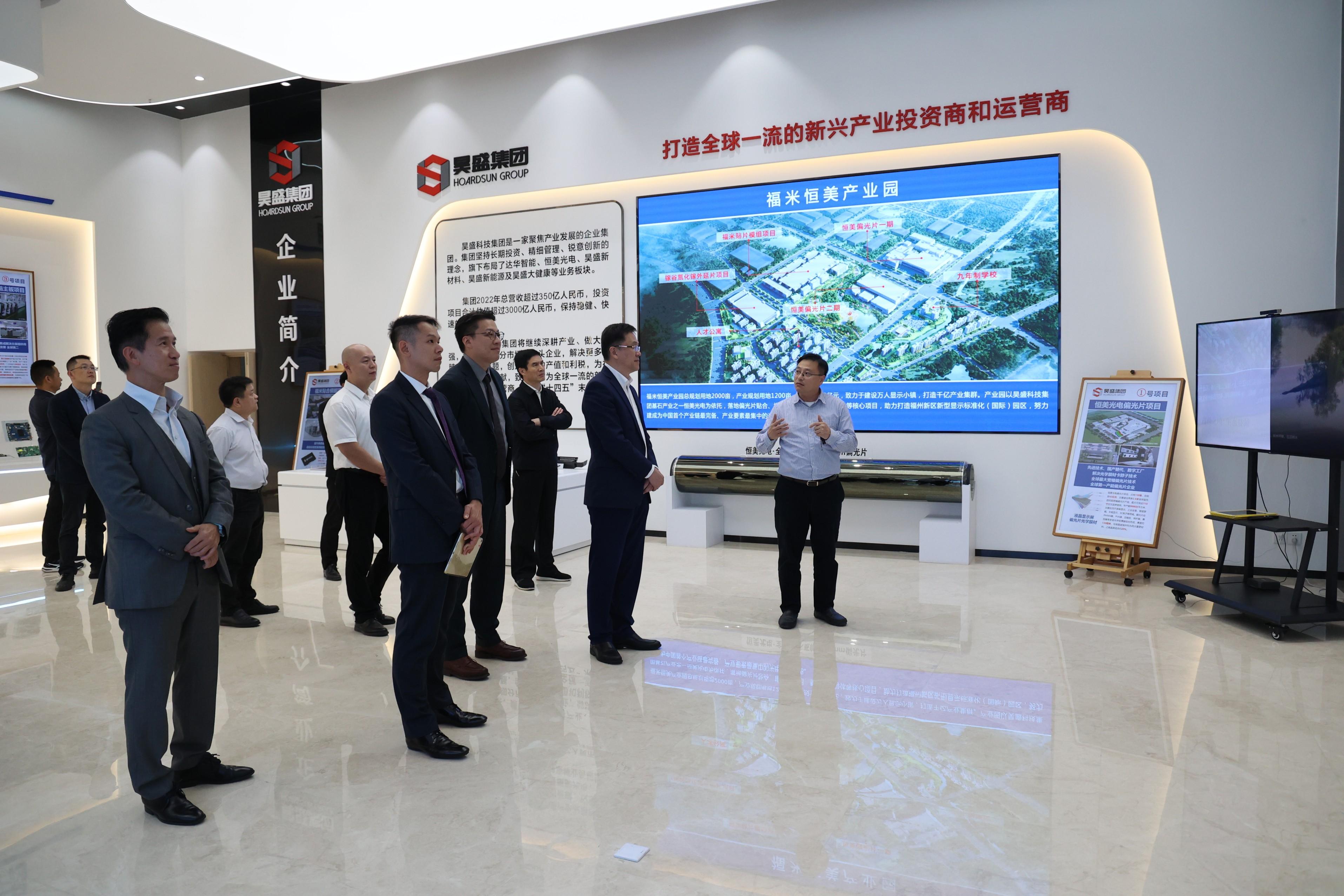 The Secretary for Innovation, Technology and Industry, Professor Sun Dong (second right), visits the Hengmei Optoelectronic Corporation in Fuzhou today (November 27) and is briefed on the planning and business layout of the company's industrial park.