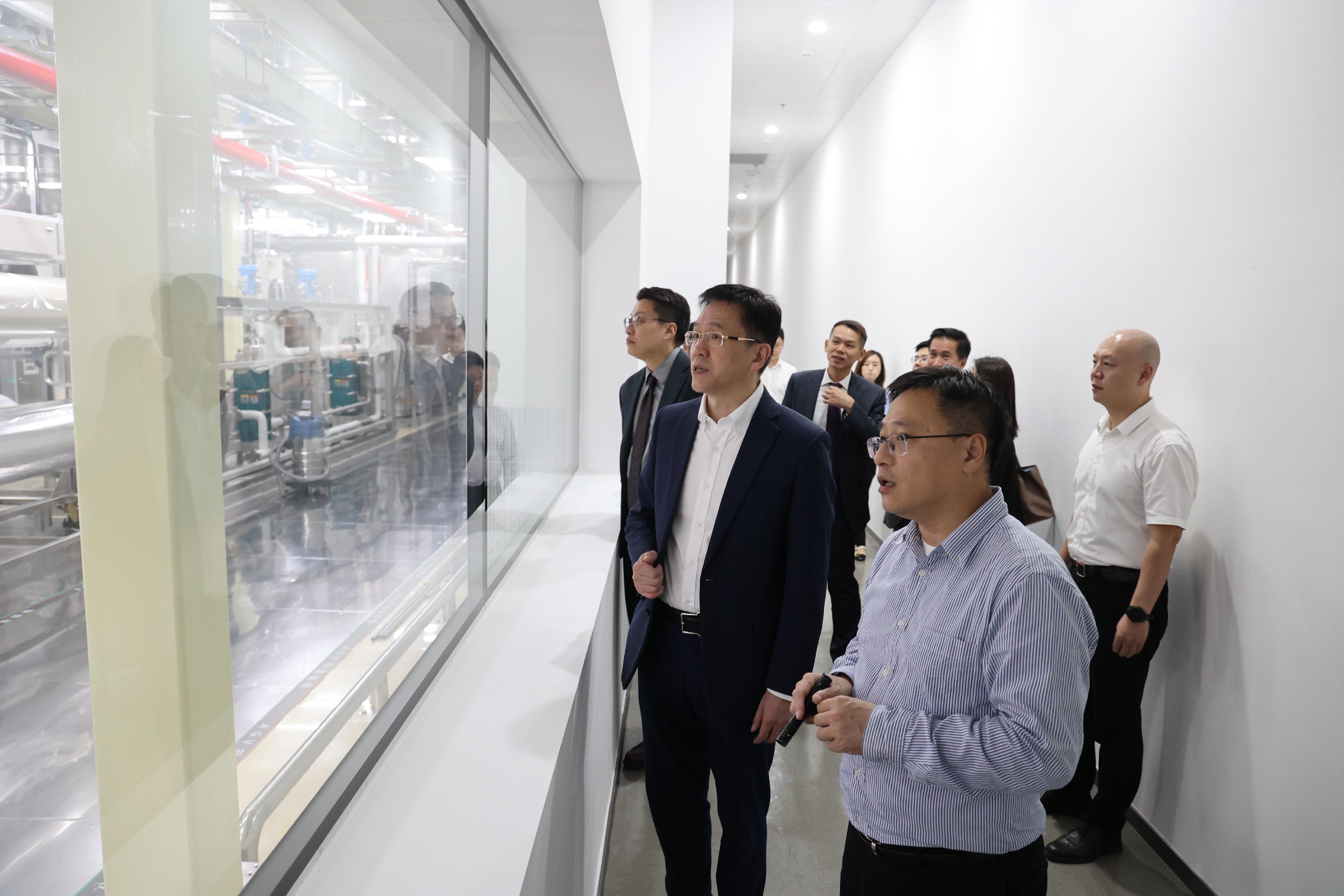 The Secretary for Innovation, Technology and Industry, Professor Sun Dong (second left), visits the Hengmei Optoelectronic Corporation in Fuzhou today (November 27) and tours the company’s clean room production facilities to learn about its operation.