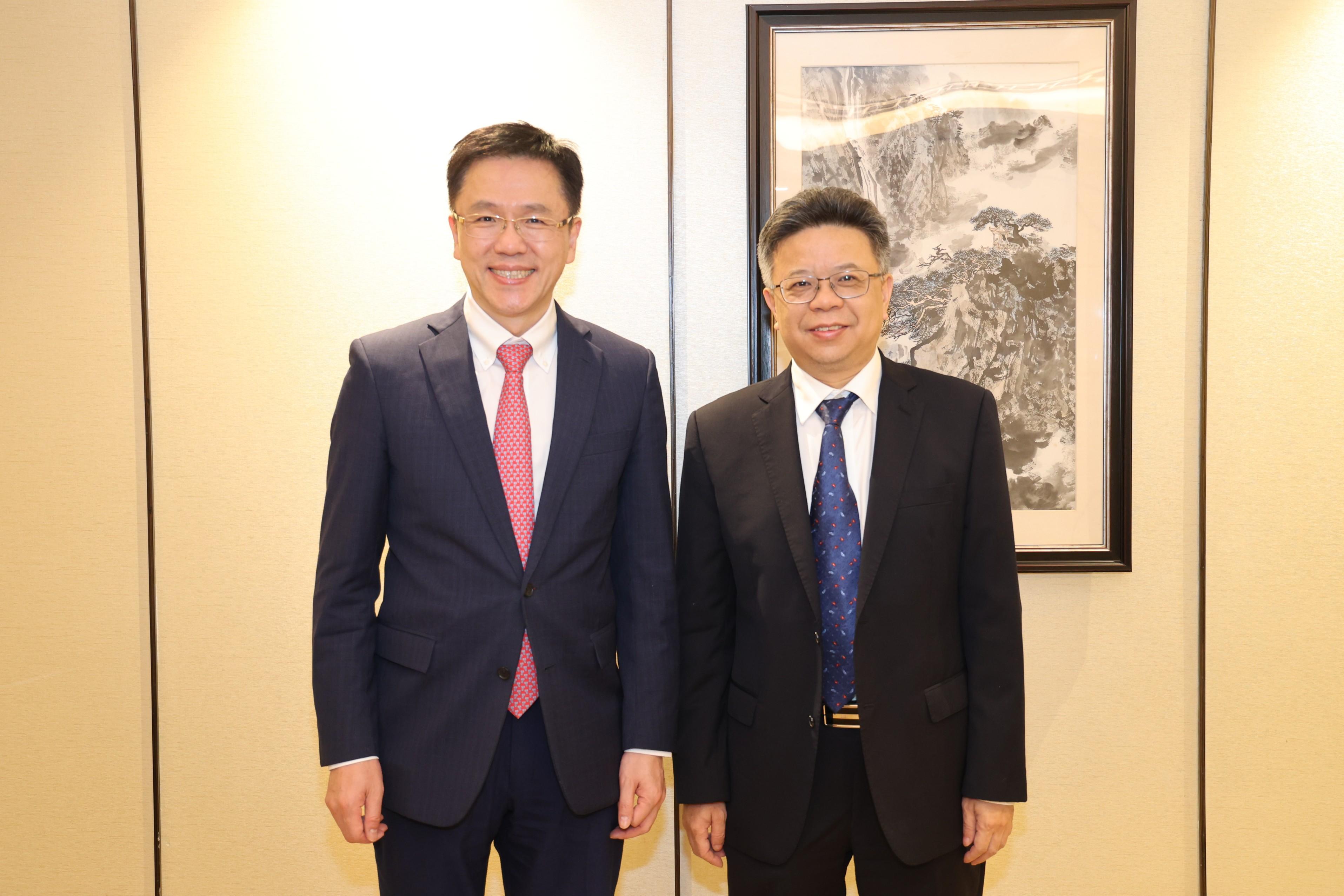 The Secretary for Innovation, Technology and Industry, Professor Sun Dong (left), meets with the Director of the Taiwan, Hong Kong and Macao Affairs Office of People's Government of Fujian Province, Mr Lin Wensheng (right), in Fuzhou today (November 27) to exchange views on issues of concern to both Hong Kong and Fujian, and explore opportunities to take forward innovation and technology and industry development co-operation between the two places.