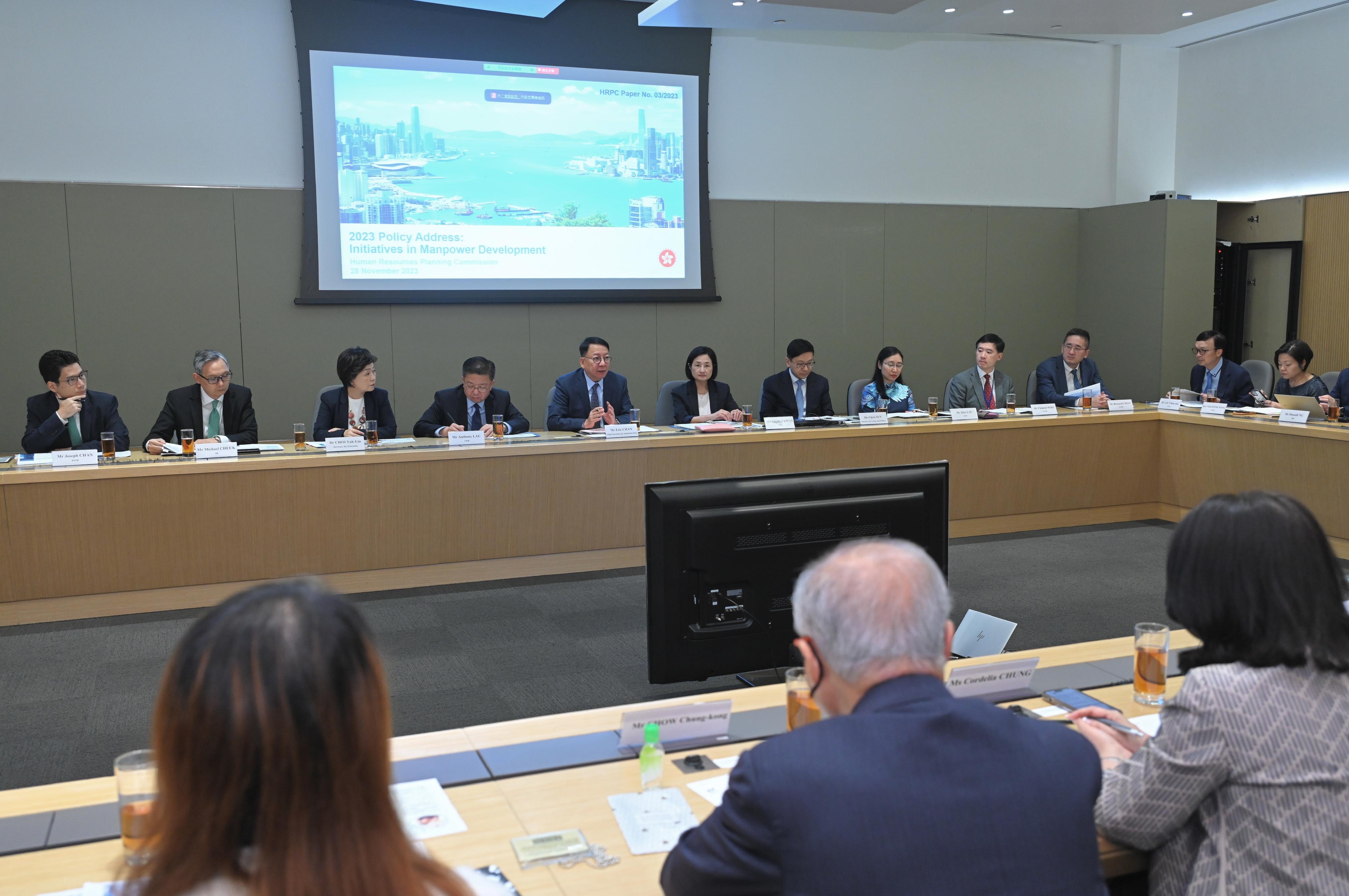 政务司司长陈国基（左五）今日（十一月二十八日）主持第三届人力资源规划委员会第二次会议。