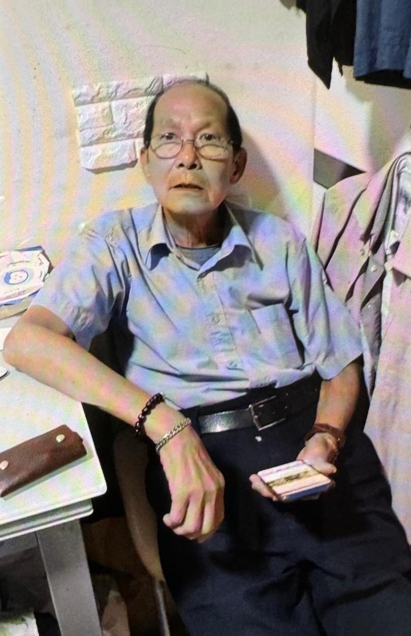 Heung Kam-chee, aged 70, is about 1.58 metres tall, 47 kilograms in weight and of thin build. He has a pointed face with yellow complexion and short black hair. He was last seen wearing a black jacket, grey short-sleeved shirt, dark blue trousers and black shoes.