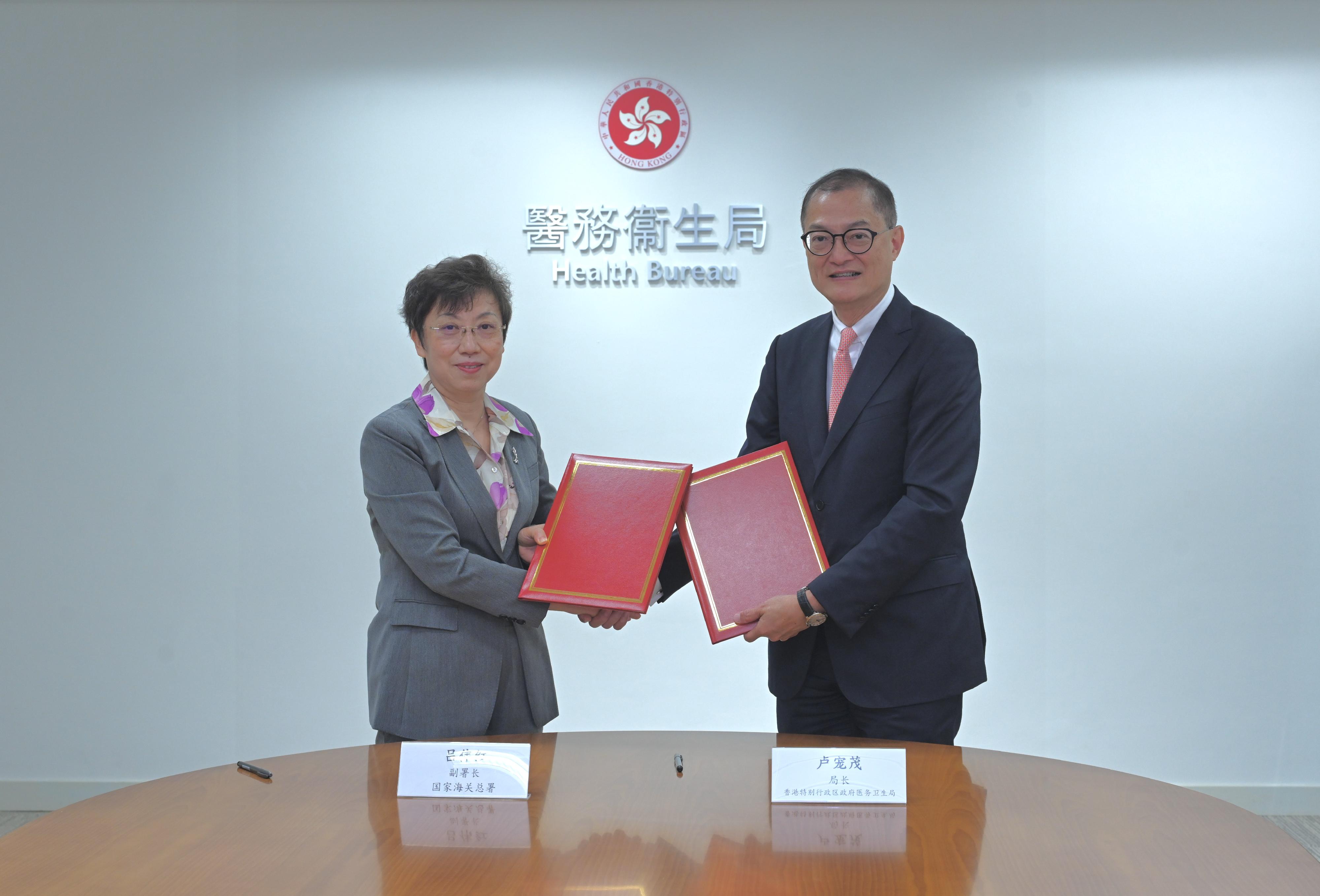 The Secretary for Health, Professor Lo Chung-mau (right), and Vice Minister of General Administration of Customs of the People’s Republic of China (GACC) Ms Lv Weihong (left) sign the Co-operation Arrangement for Entry-exit Health Inspection and Quarantine between the GACC and the Health Bureau of the Hong Kong Special Administrative Region Government today (November 28).