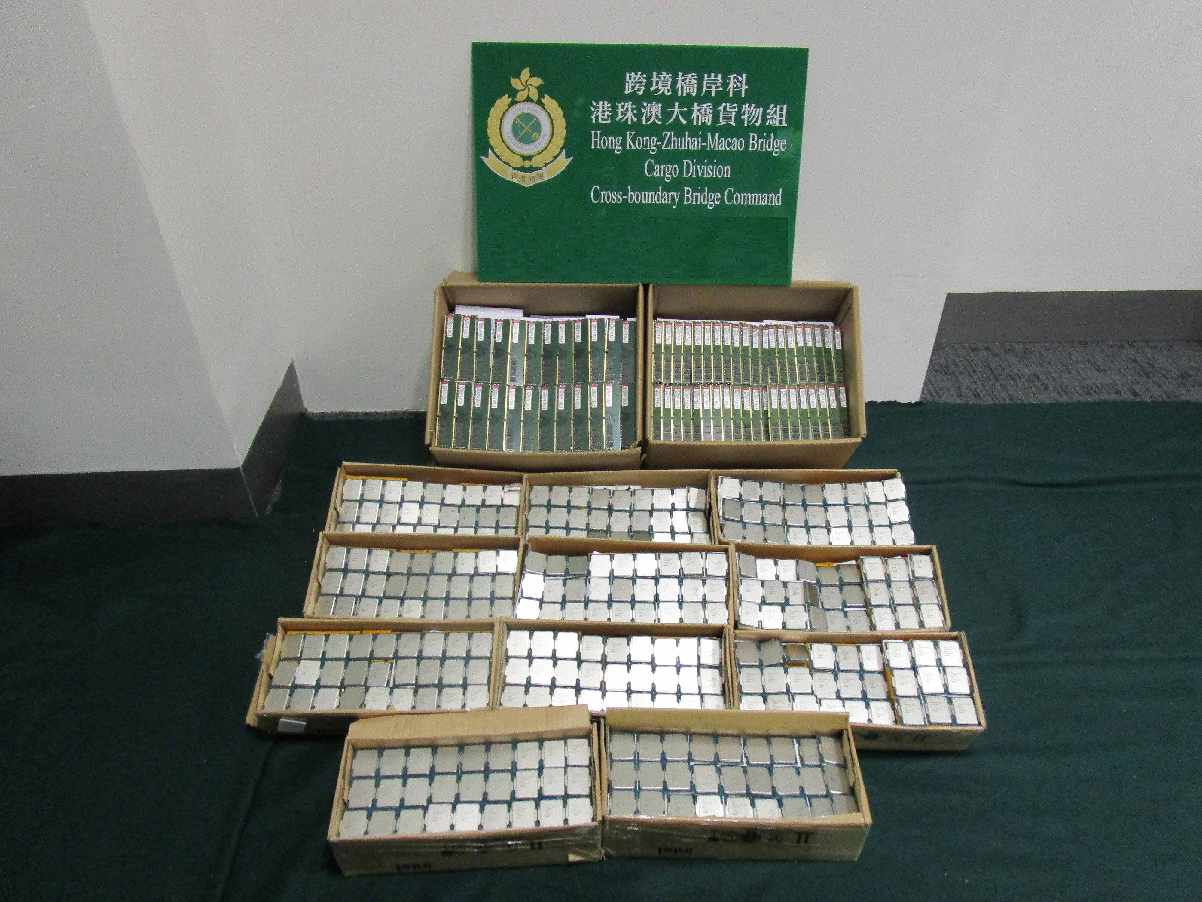 Hong Kong Customs today (November 28) seized approximately 8 000 pieces of suspected smuggled electronic parts, including central processing units and computer RAM units, with a total estimated market value of about $8 million at the Hong Kong-Zhuhai-Macao Bridge Hong Kong Port. Photo shows the suspected smuggled electronic parts.