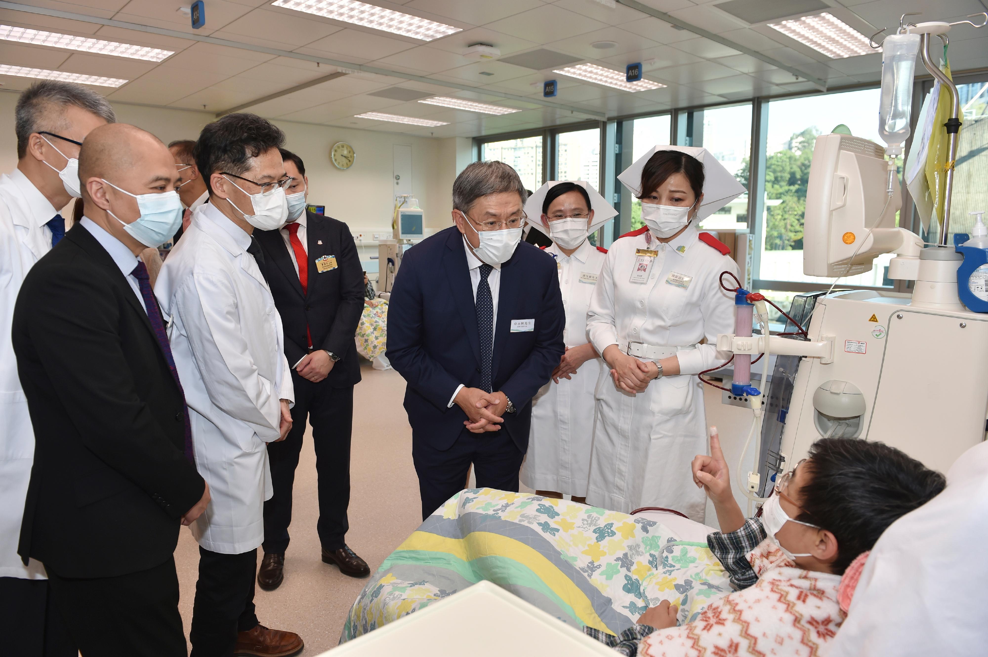 The Deputy Chief Secretary for Administration, Mr Cheuk Wing-hing (third right), visited the Haemodialysis Centre of the Department of Medicine & Geriatrics at Kwong Wah Hospital Phase 1 building and engaged in a conversation with a patient today (November 28).