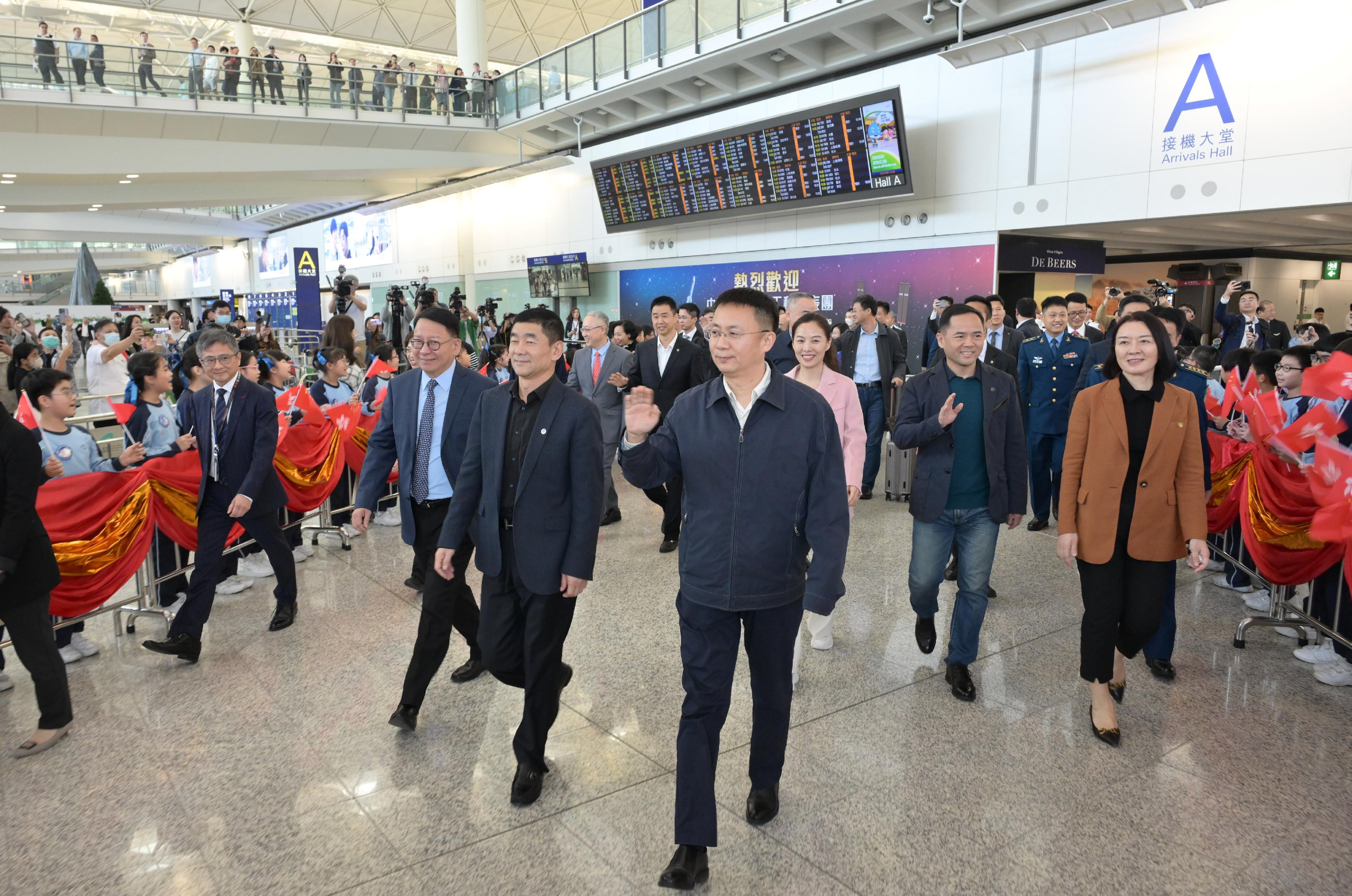 中國載人航天工程代表團今日（十一月二十八日）抵港，進行四天的訪問。圖示政務司司長陳國基（左二）在香港國際機場迎接代表團成員。