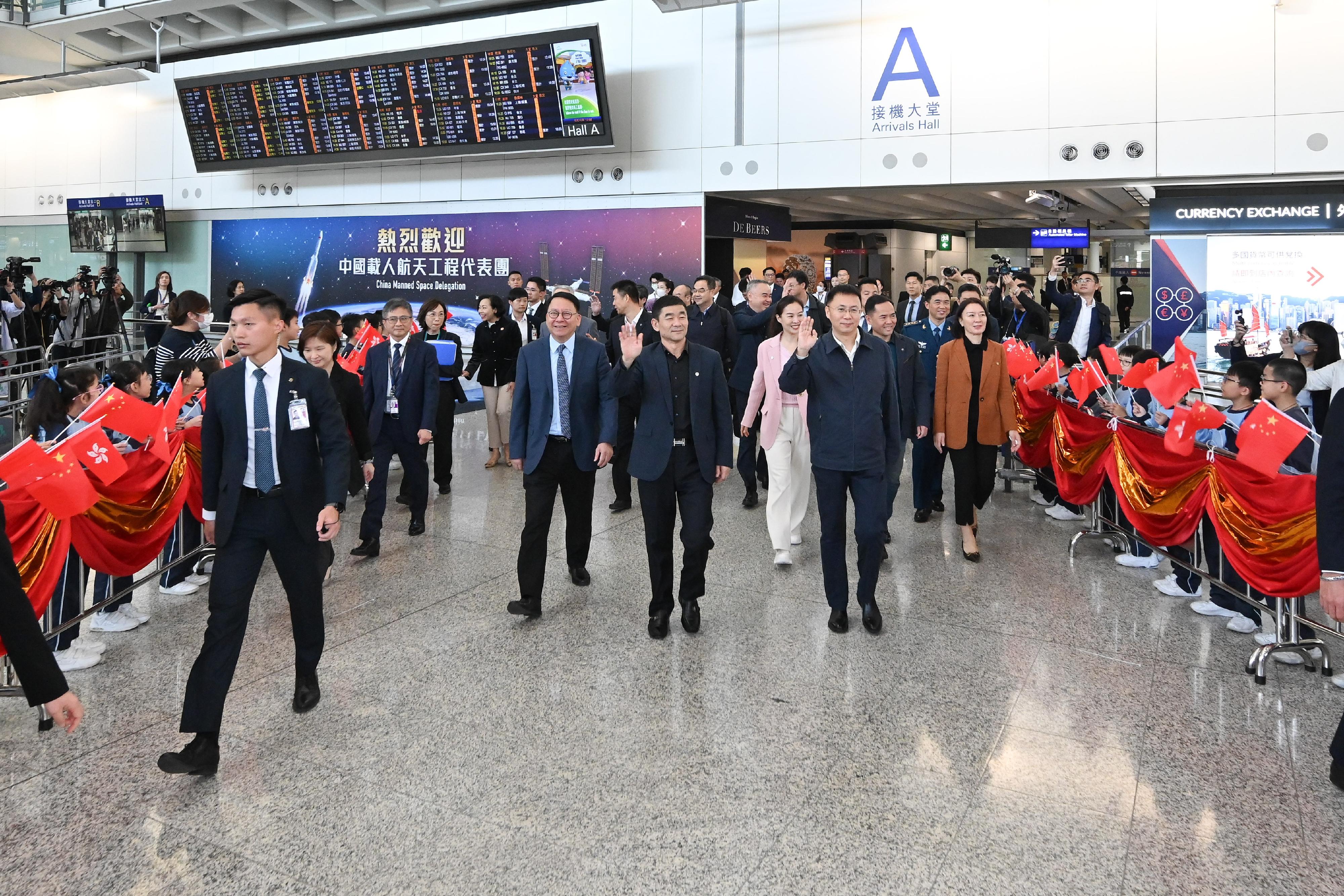 中国载人航天工程代表团今日（十一月二十八日）抵港，进行四天的访问。图示政务司司长陈国基（右六）在香港国际机场迎接代表团成员。