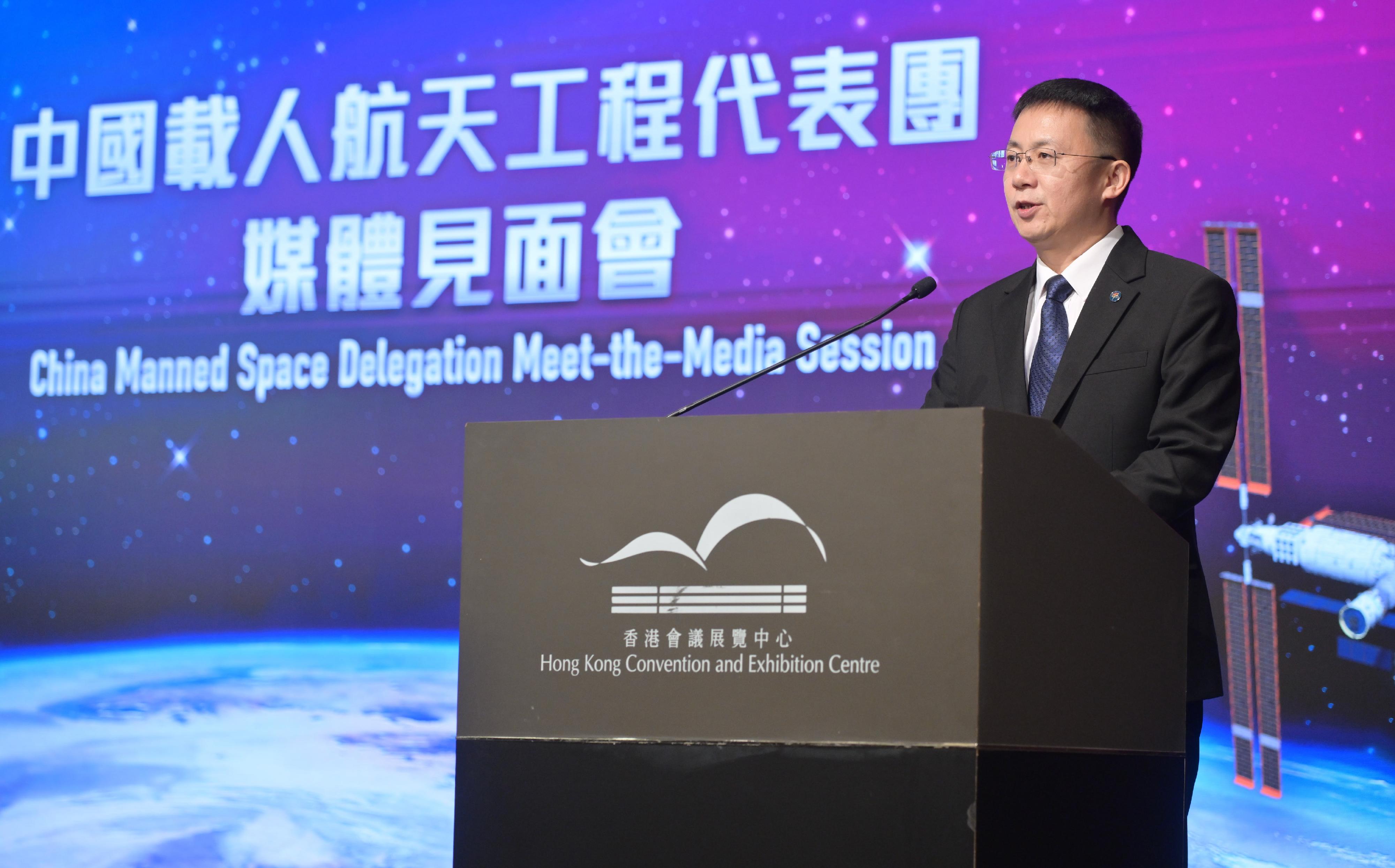 中国载人航天工程代表团今日（十一月二十八日）抵港进行四天访问。图示代表团团长、中国载人航天工程办公室林西强副主任向媒体发言。
