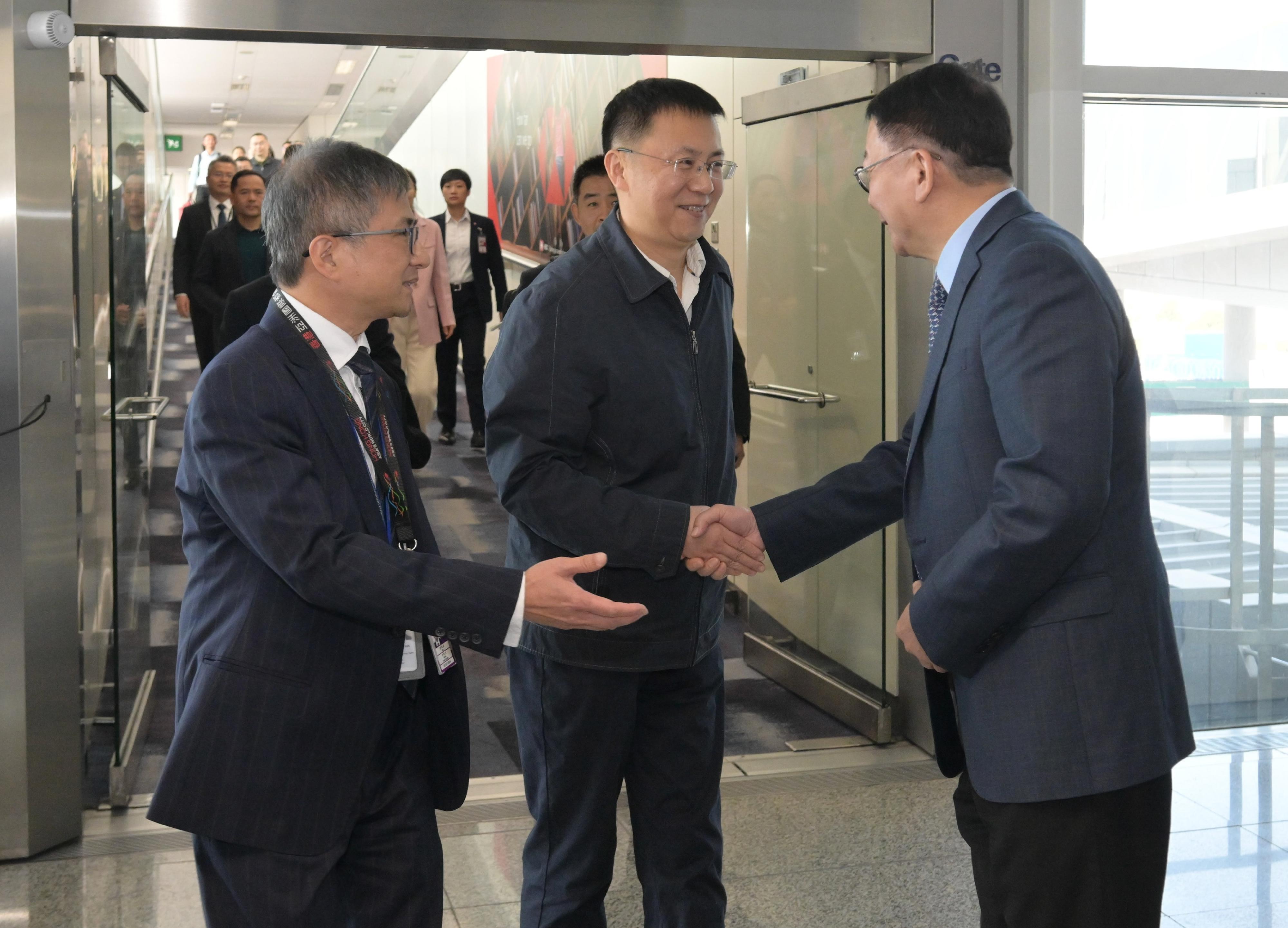 A China Manned Space delegation arrived in Hong Kong for a four-day visit today (November 28). Photo shows the Chief Secretary for Administration, Mr Chan Kwok-ki (right), greeting the leader of the delegation and the Deputy Director General of the China Manned Space Agency, Mr Lin Xiqiang (centre), on arrival at Hong Kong International Airport.