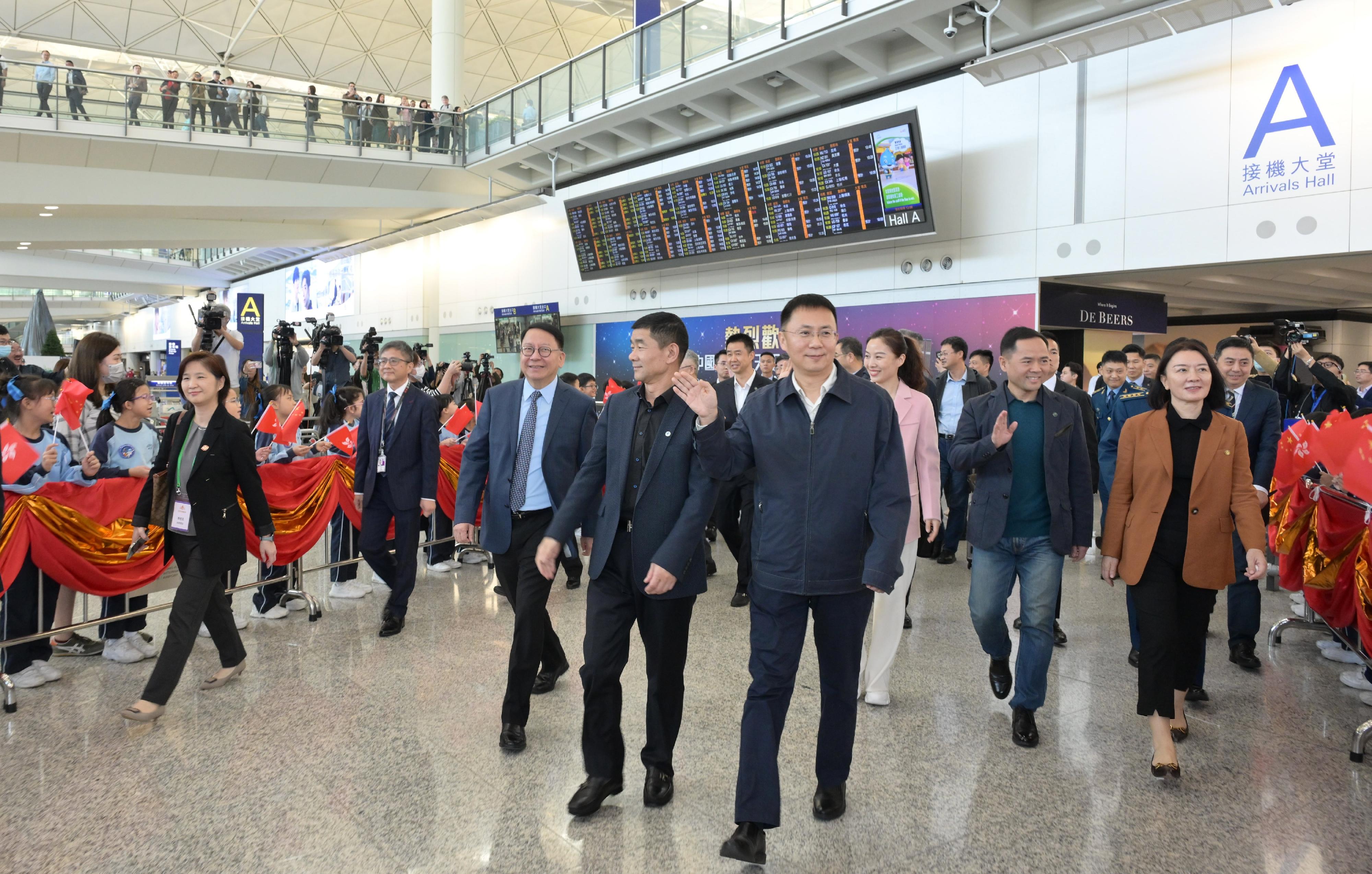 A China Manned Space delegation arrived in Hong Kong for a four-day visit today (November 28). Photo shows the Chief Secretary for Administration, Mr Chan Kwok-ki (third left), greeting the delegation members at Hong Kong International Airport.